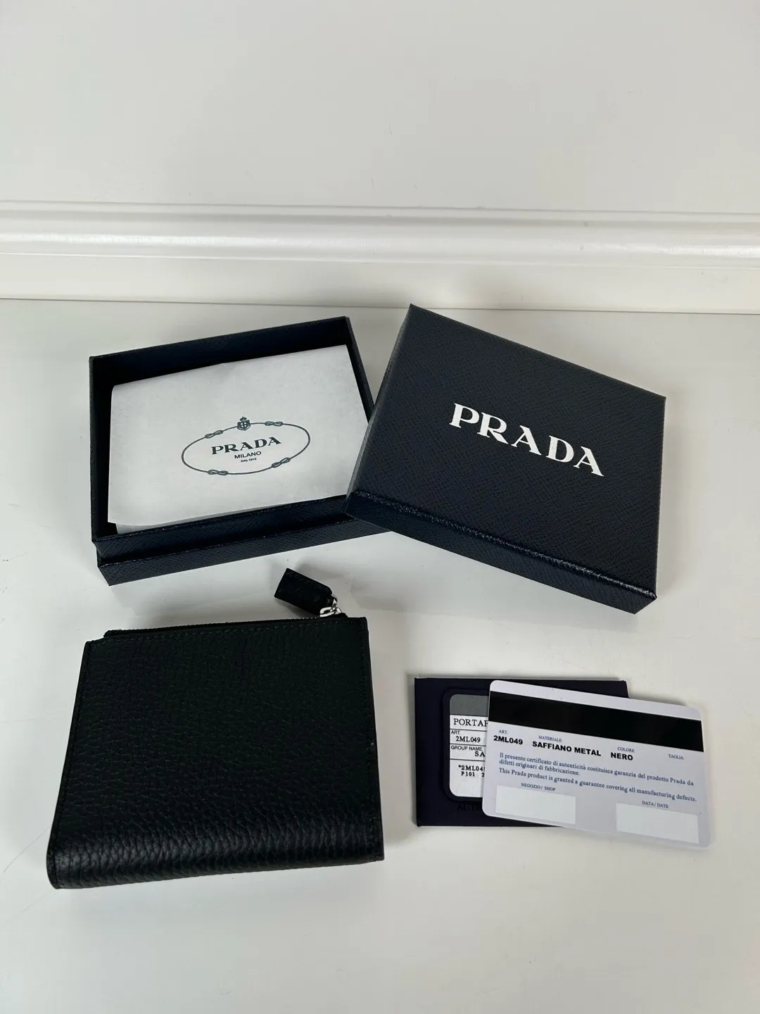 💰480, P Home ➡️ Unisex short wallet, model 2ML049, made of black deerskin, eight card slots, one receipt compartment, one zippered coin pocket, length 11.5cm, height 9.5cm, 175 steel stamp, meticulous workmanship as shown in the picture