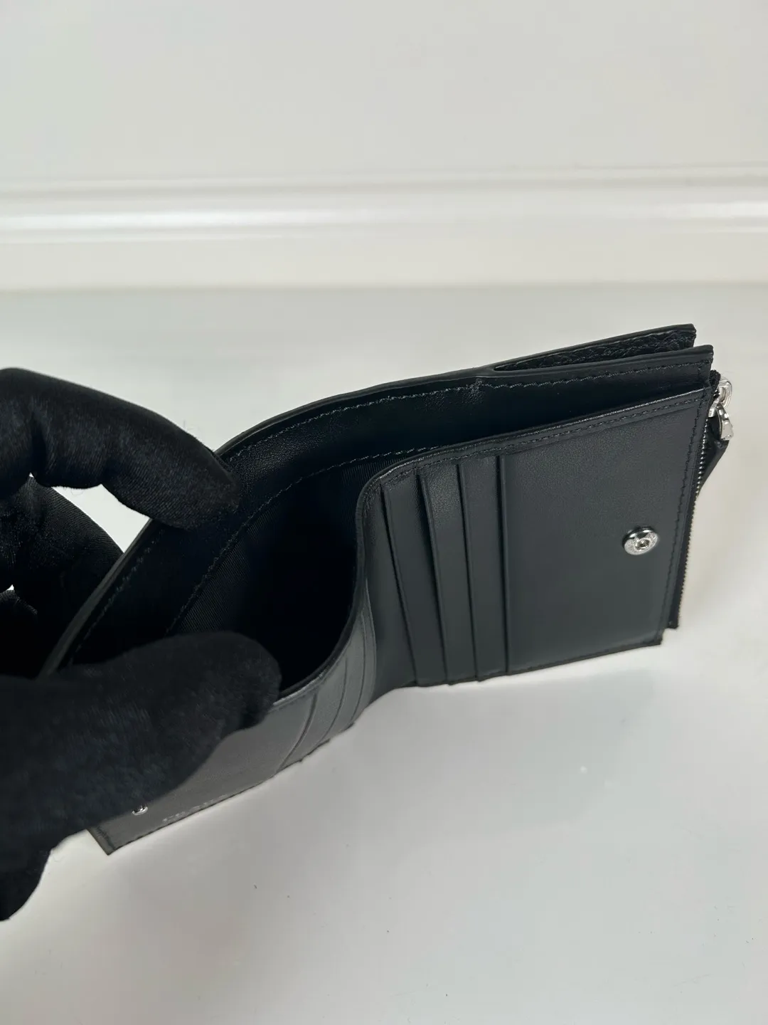 💰480, P Home ➡️ Unisex short wallet, model 2ML049, made of black deerskin, eight card slots, one receipt compartment, one zippered coin pocket, length 11.5cm, height 9.5cm, 175 steel stamp, meticulous workmanship as shown in the picture