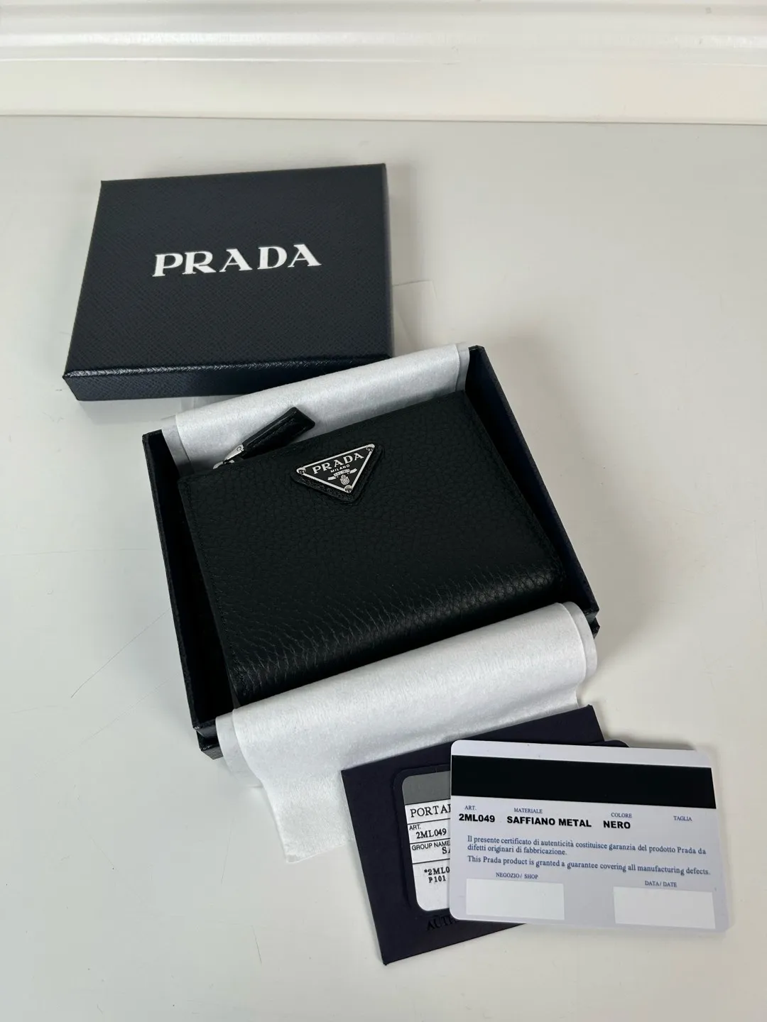 💰480, P Home ➡️ Unisex short wallet, model 2ML049, made of black deerskin, eight card slots, one receipt compartment, one zippered coin pocket, length 11.5cm, height 9.5cm, 175 steel stamp, meticulous workmanship as shown in the picture