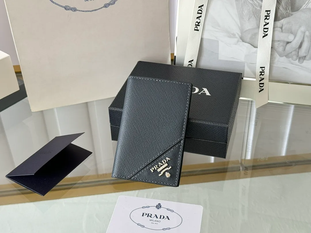 Prada cross pattern unisex card holder, can be placed in pockets, bags, and can be held in the hand. Made of cross pattern imported calfskin, pocket card holder, can hold change, 6 card slots, simple, elegant and fashionable. Model 2MC101, color as shown in the picture, size 11×7cm, original quality
