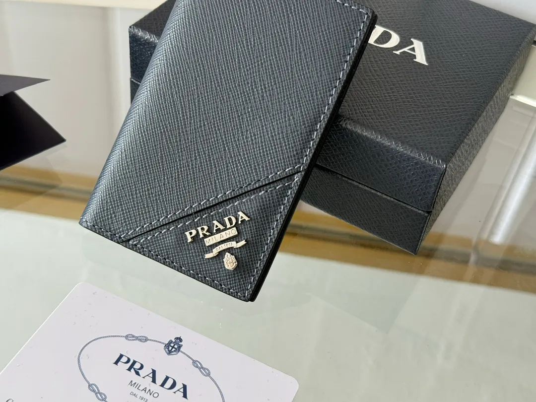 Prada cross pattern unisex card holder, can be placed in pockets, bags, and can be held in the hand. Made of cross pattern imported calfskin, pocket card holder, can hold change, 6 card slots, simple, elegant and fashionable. Model 2MC101, color as shown in the picture, size 11×7cm, original quality