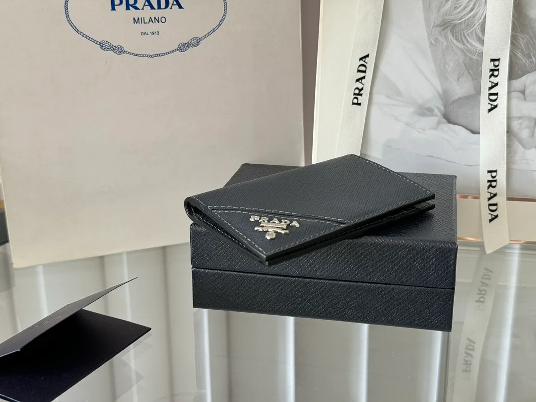 Prada cross pattern unisex card holder, can be placed in pockets, bags, and can be held in the hand. Made of cross pattern imported calfskin, pocket card holder, can hold change, 6 card slots, simple, elegant and fashionable. Model 2MC101, color as shown in the picture, size 11×7cm, original quality