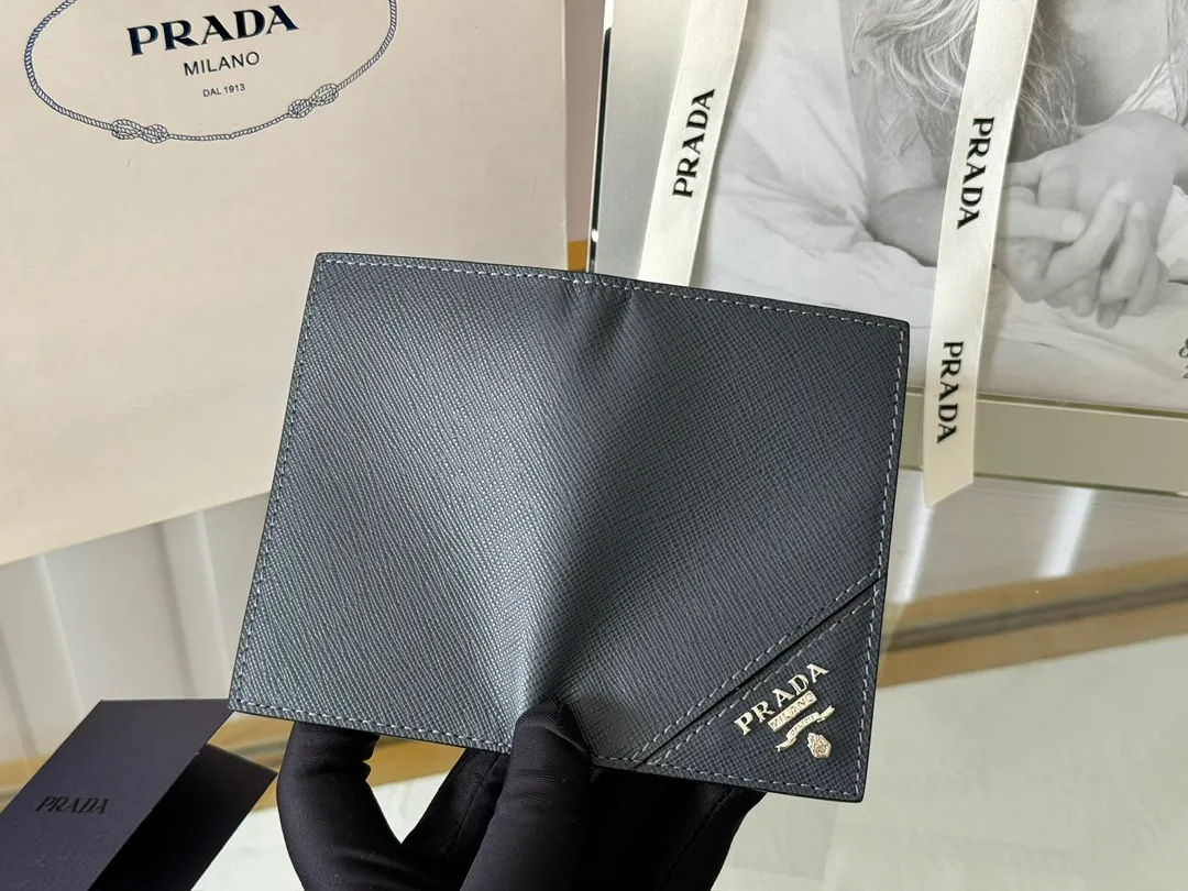 Prada cross pattern unisex card holder, can be placed in pockets, bags, and can be held in the hand. Made of cross pattern imported calfskin, pocket card holder, can hold change, 6 card slots, simple, elegant and fashionable. Model 2MC101, color as shown in the picture, size 11×7cm, original quality