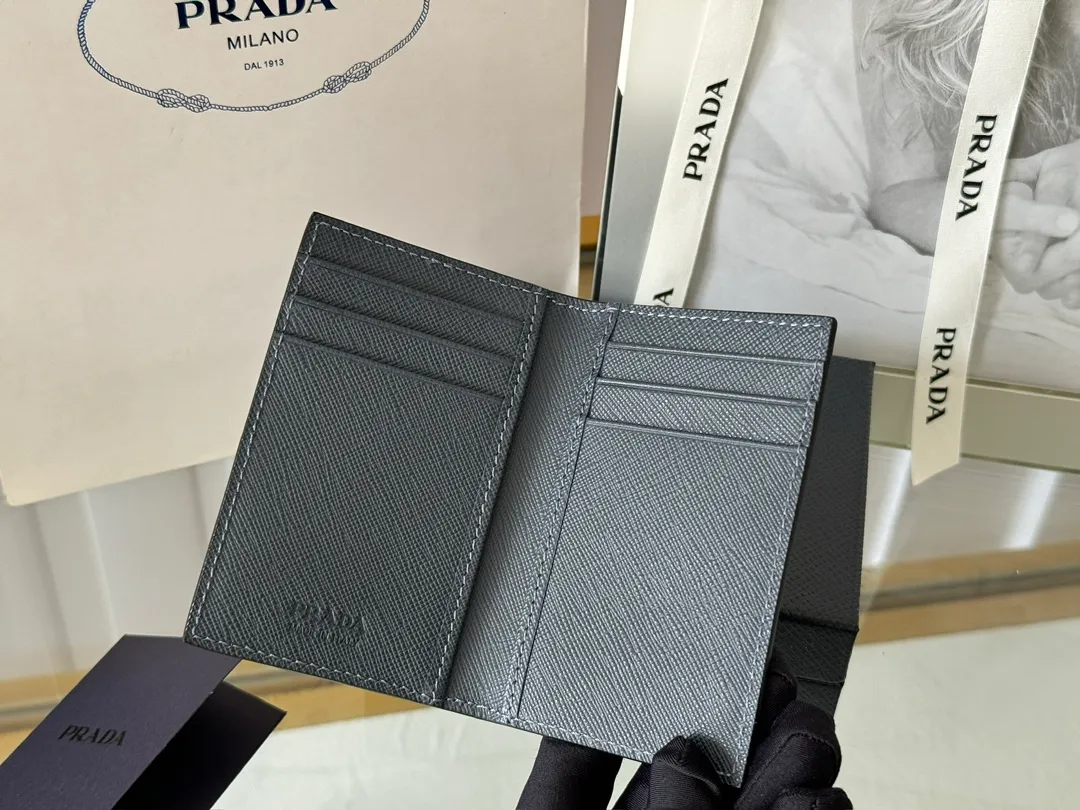 Prada cross pattern unisex card holder, can be placed in pockets, bags, and can be held in the hand. Made of cross pattern imported calfskin, pocket card holder, can hold change, 6 card slots, simple, elegant and fashionable. Model 2MC101, color as shown in the picture, size 11×7cm, original quality