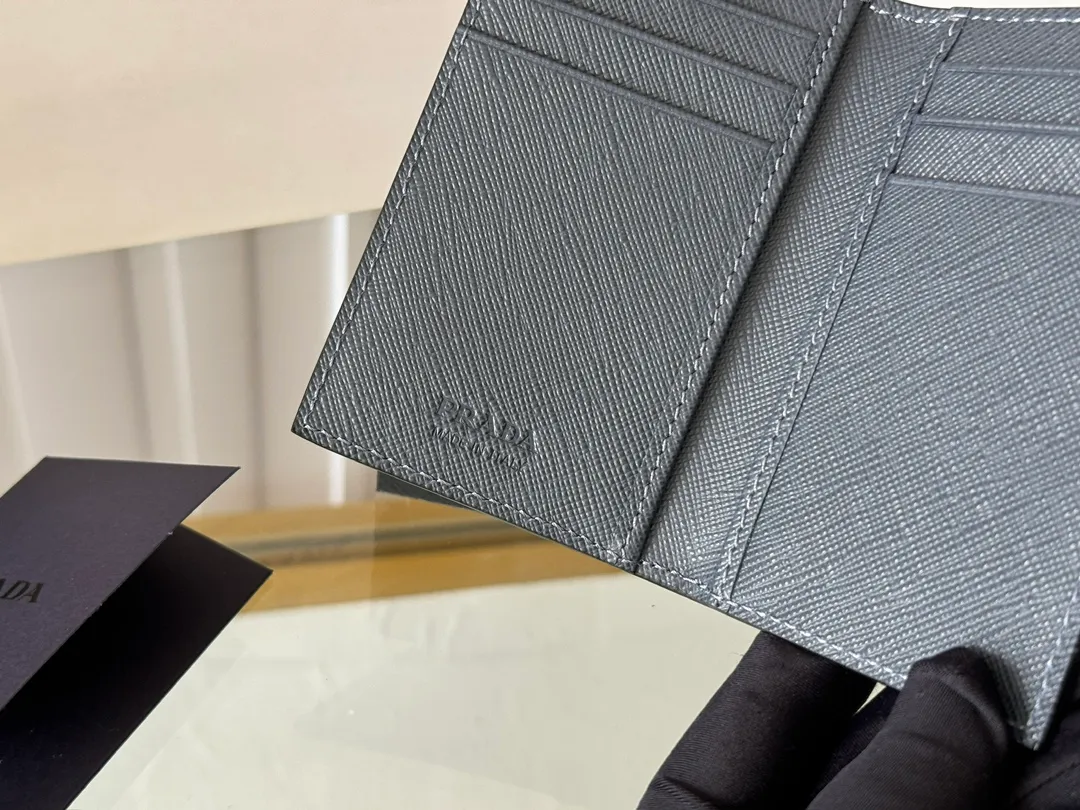 Prada cross pattern unisex card holder, can be placed in pockets, bags, and can be held in the hand. Made of cross pattern imported calfskin, pocket card holder, can hold change, 6 card slots, simple, elegant and fashionable. Model 2MC101, color as shown in the picture, size 11×7cm, original quality