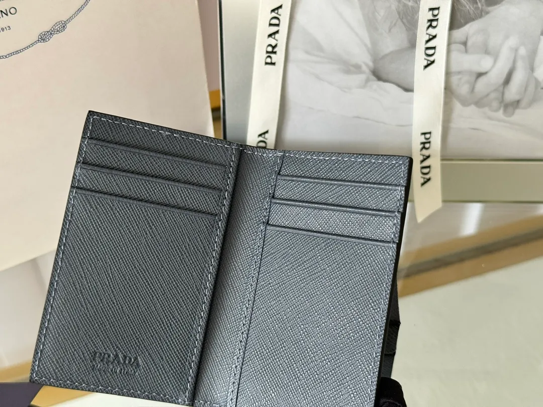 Prada cross pattern unisex card holder, can be placed in pockets, bags, and can be held in the hand. Made of cross pattern imported calfskin, pocket card holder, can hold change, 6 card slots, simple, elegant and fashionable. Model 2MC101, color as shown in the picture, size 11×7cm, original quality