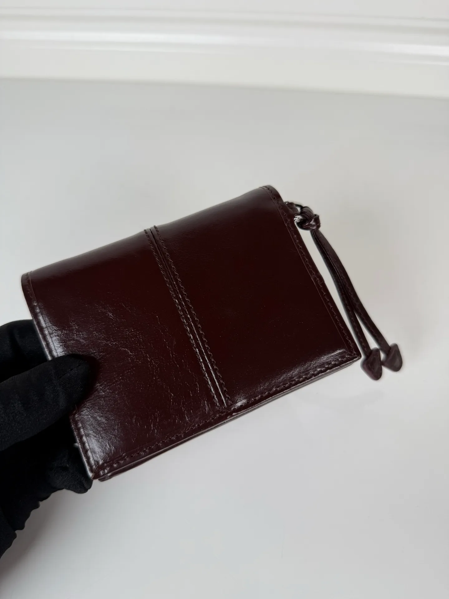 💰480, P Home ➡️Women's two-fold short clip, model 1M0204, brown waxed cowhide, length 11.2 cm, height 9.5cm, simple and practical to enhance personal taste, 175 steel stamp