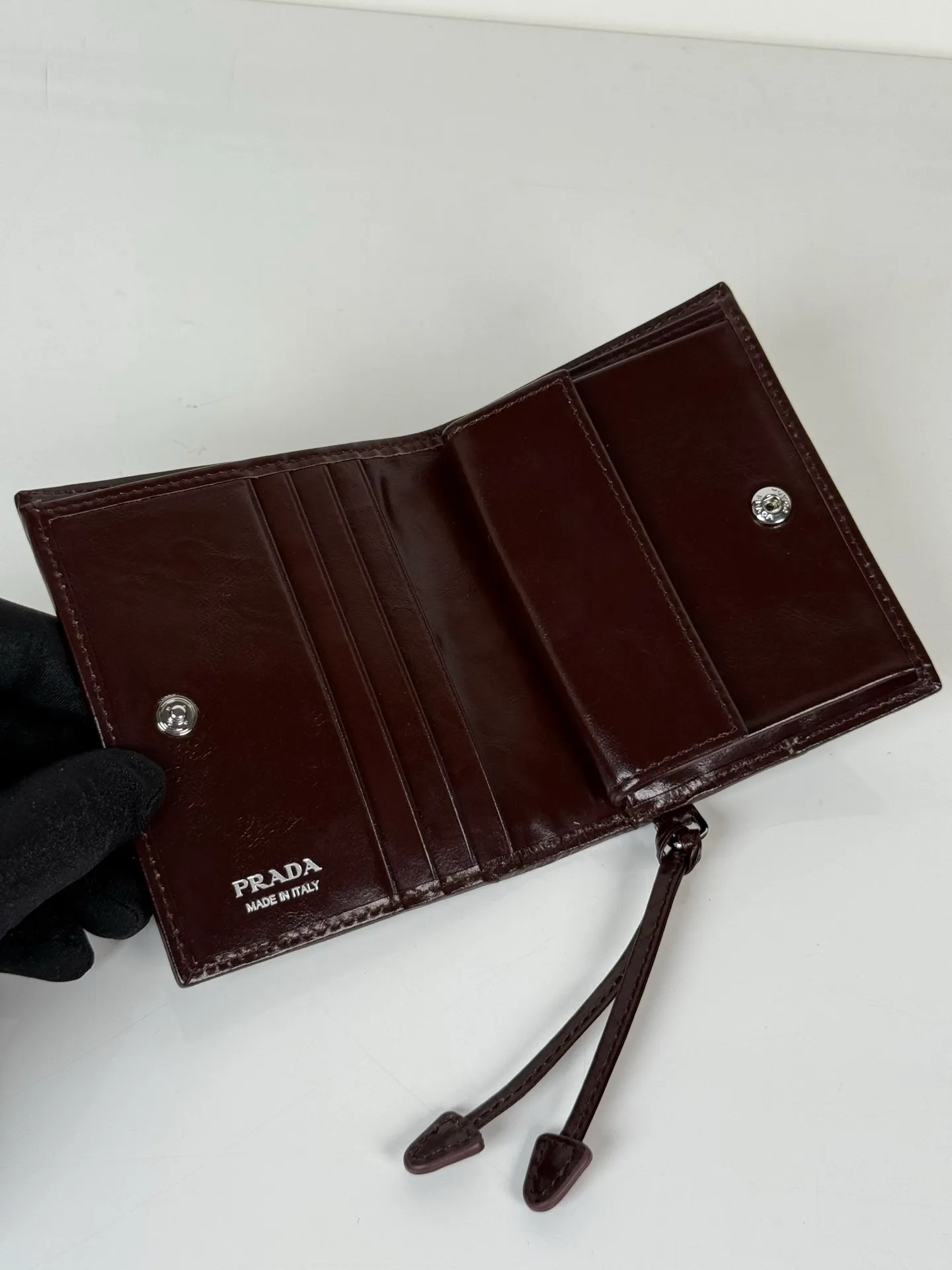💰480, P Home ➡️Women's two-fold short clip, model 1M0204, brown waxed cowhide, length 11.2 cm, height 9.5cm, simple and practical to enhance personal taste, 175 steel stamp