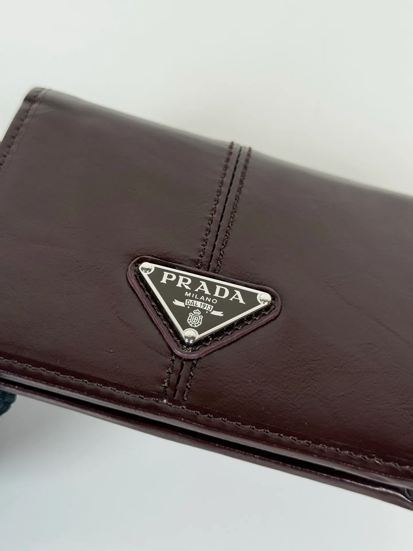 💰480, P Home ➡️Women's two-fold short clip, model 1M0204, brown waxed cowhide, length 11.2 cm, height 9.5cm, simple and practical to enhance personal taste, 175 steel stamp