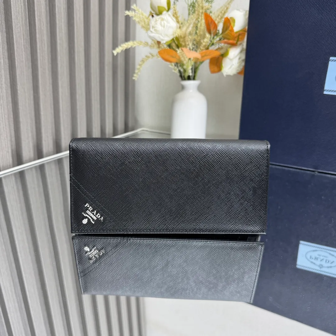P480 [Top original order] PRADA suit clip wallet 💼Classic, model 2MV836, internal code 164 OEM code 💋 The characteristic of this long wallet is that it is made of Saffiano leather and is decorated with an enameled triangle logo on the front. Open slightly to reveal 1 zippered pocket, fabric lining and 13 card pockets. One banknote compartment, one zipper bag, four ID pockets, thirteen card pockets🏅️🏅️🏅️Dimensions: length 19cm, height 9.5cm