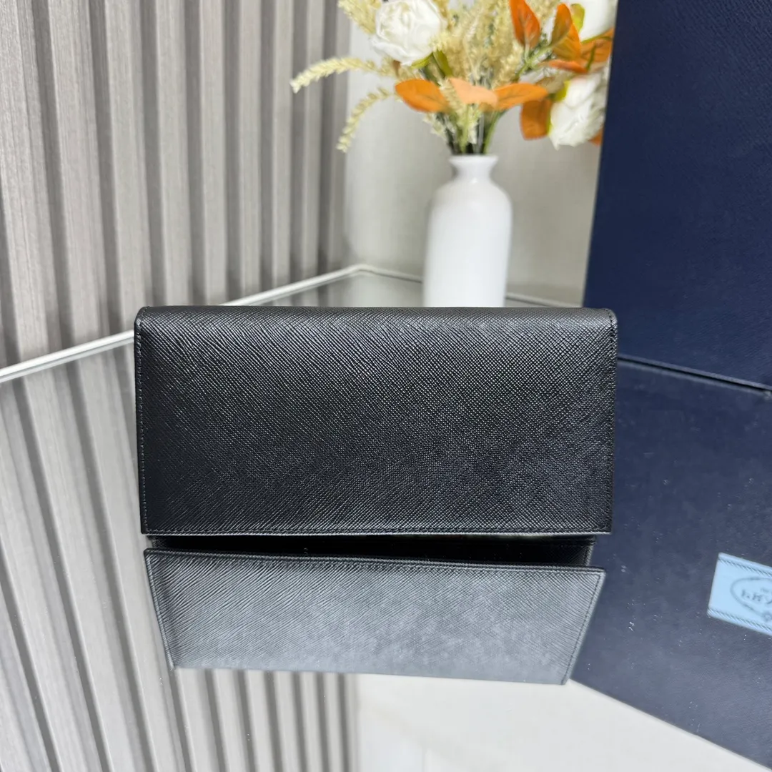 P480 [Top original order] PRADA suit clip wallet 💼Classic, model 2MV836, internal code 164 OEM code 💋 The characteristic of this long wallet is that it is made of Saffiano leather and is decorated with an enameled triangle logo on the front. Open slightly to reveal 1 zippered pocket, fabric lining and 13 card pockets. One banknote compartment, one zipper bag, four ID pockets, thirteen card pockets🏅️🏅️🏅️Dimensions: length 19cm, height 9.5cm