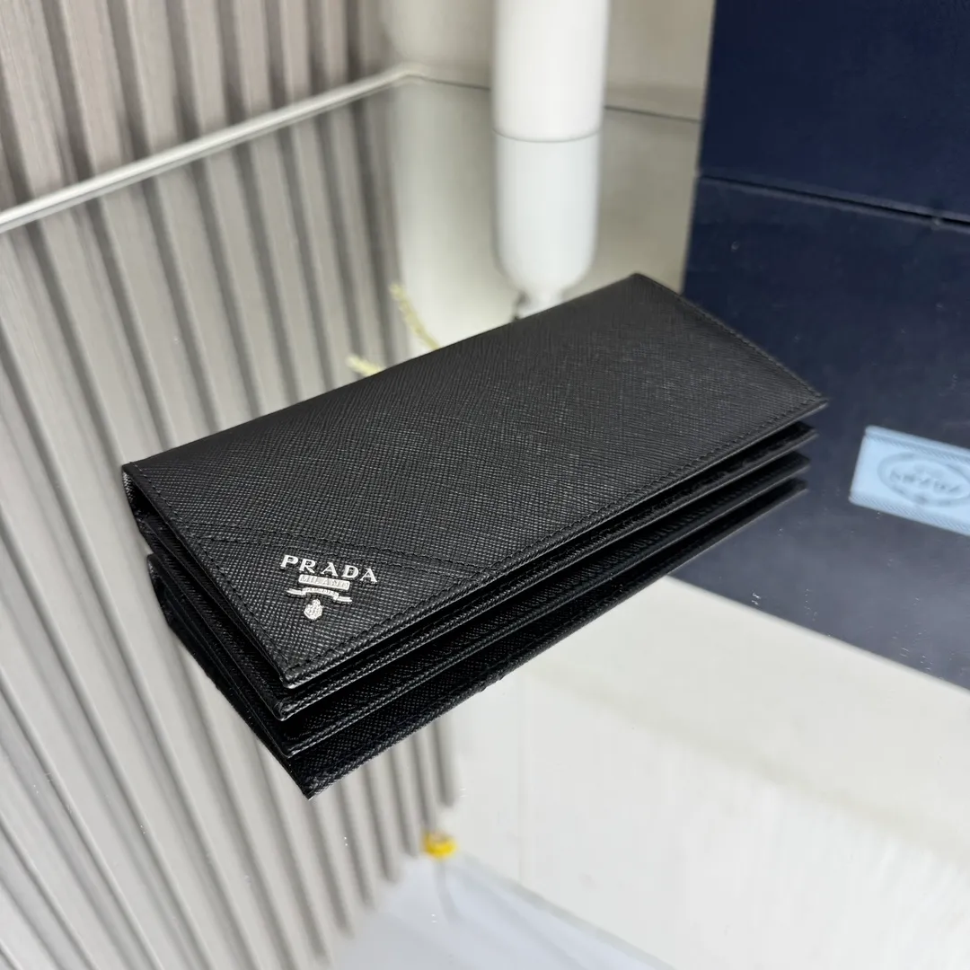 P480 [Top original order] PRADA suit clip wallet 💼Classic, model 2MV836, internal code 164 OEM code 💋 The characteristic of this long wallet is that it is made of Saffiano leather and is decorated with an enameled triangle logo on the front. Open slightly to reveal 1 zippered pocket, fabric lining and 13 card pockets. One banknote compartment, one zipper bag, four ID pockets, thirteen card pockets🏅️🏅️🏅️Dimensions: length 19cm, height 9.5cm
