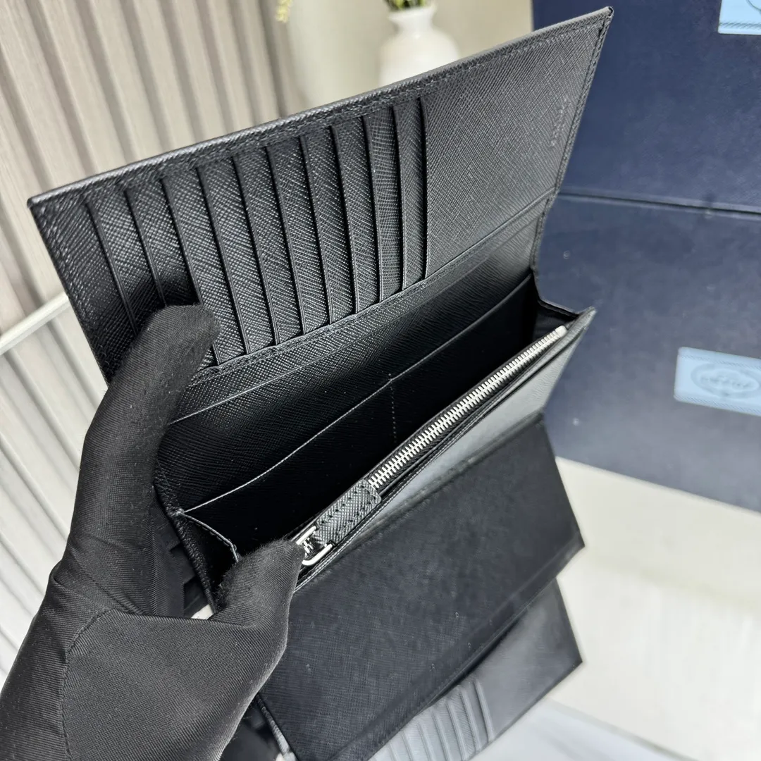 P480 [Top original order] PRADA suit clip wallet 💼Classic, model 2MV836, internal code 164 OEM code 💋 The characteristic of this long wallet is that it is made of Saffiano leather and is decorated with an enameled triangle logo on the front. Open slightly to reveal 1 zippered pocket, fabric lining and 13 card pockets. One banknote compartment, one zipper bag, four ID pockets, thirteen card pockets🏅️🏅️🏅️Dimensions: length 19cm, height 9.5cm