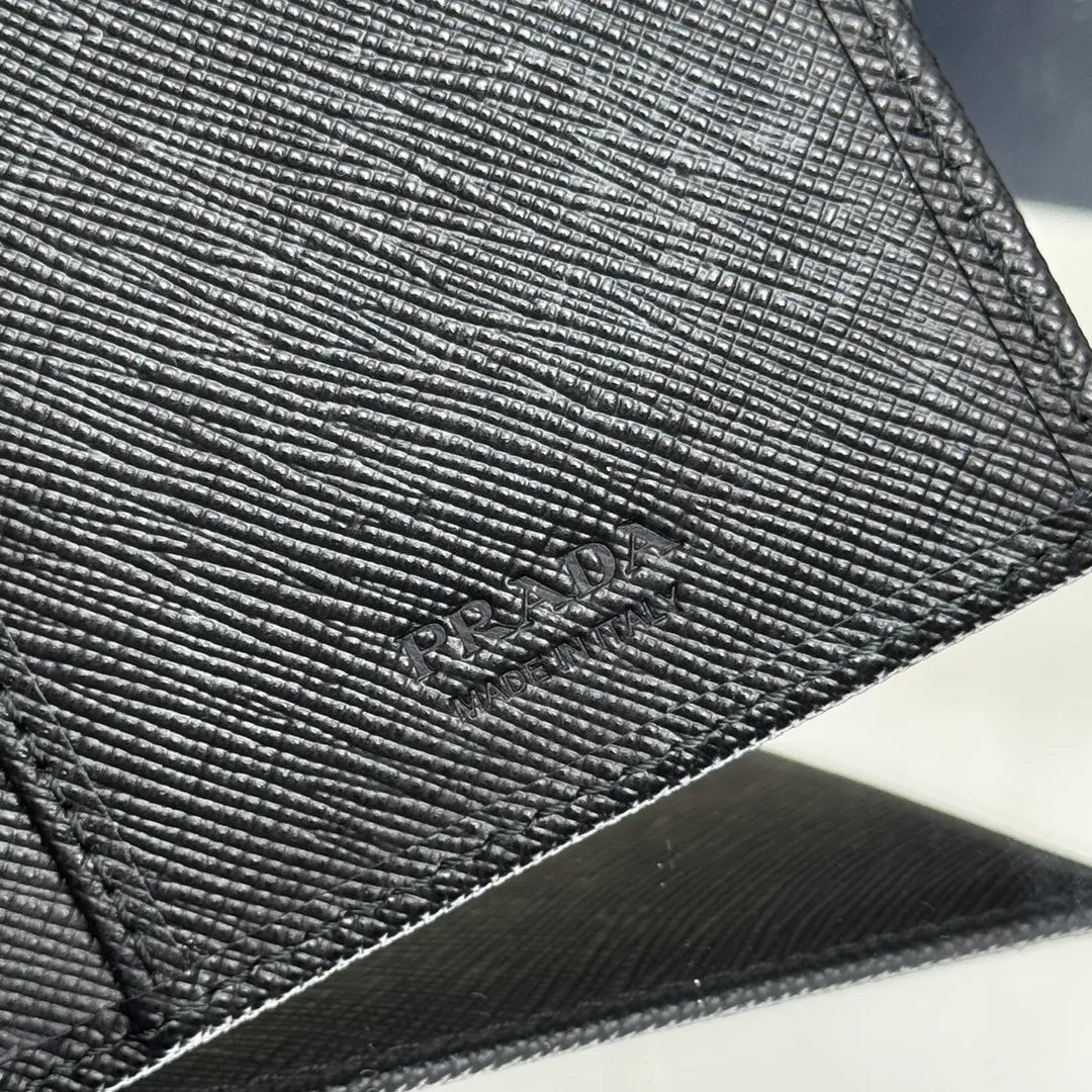 P480 [Top original order] PRADA suit clip wallet 💼Classic, model 2MV836, internal code 164 OEM code 💋 The characteristic of this long wallet is that it is made of Saffiano leather and is decorated with an enameled triangle logo on the front. Open slightly to reveal 1 zippered pocket, fabric lining and 13 card pockets. One banknote compartment, one zipper bag, four ID pockets, thirteen card pockets🏅️🏅️🏅️Dimensions: length 19cm, height 9.5cm