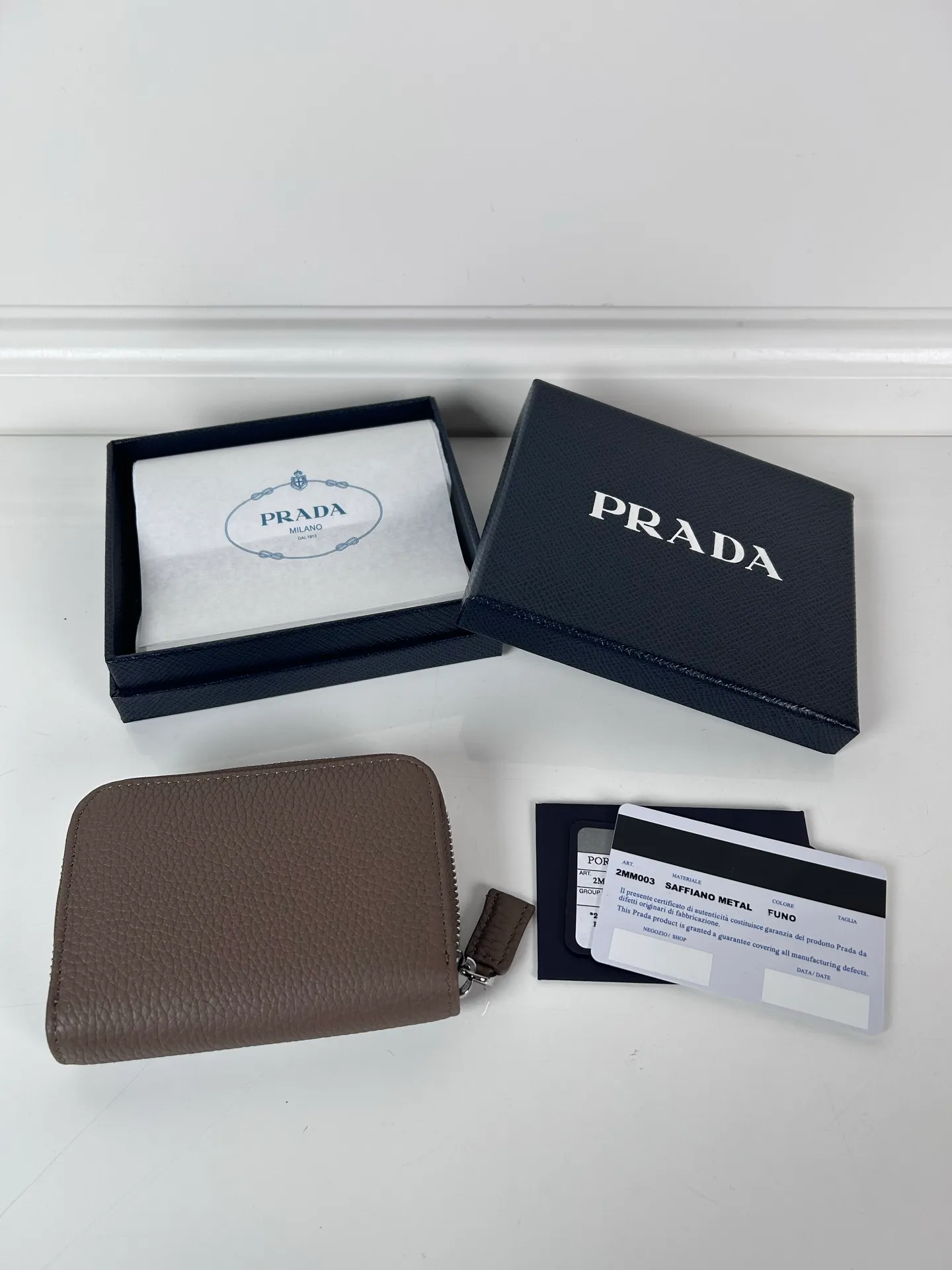 💰440, P Home ➡️ Deerskin card holder for men and women, model 2MM003, classic and practical zipper design, pleated card slots inside, convenient for classification and storage. Perfect for going out alone with your mobile phone in summer or putting it in a small bag. Size 11×7.5cm, original quality, your best choice