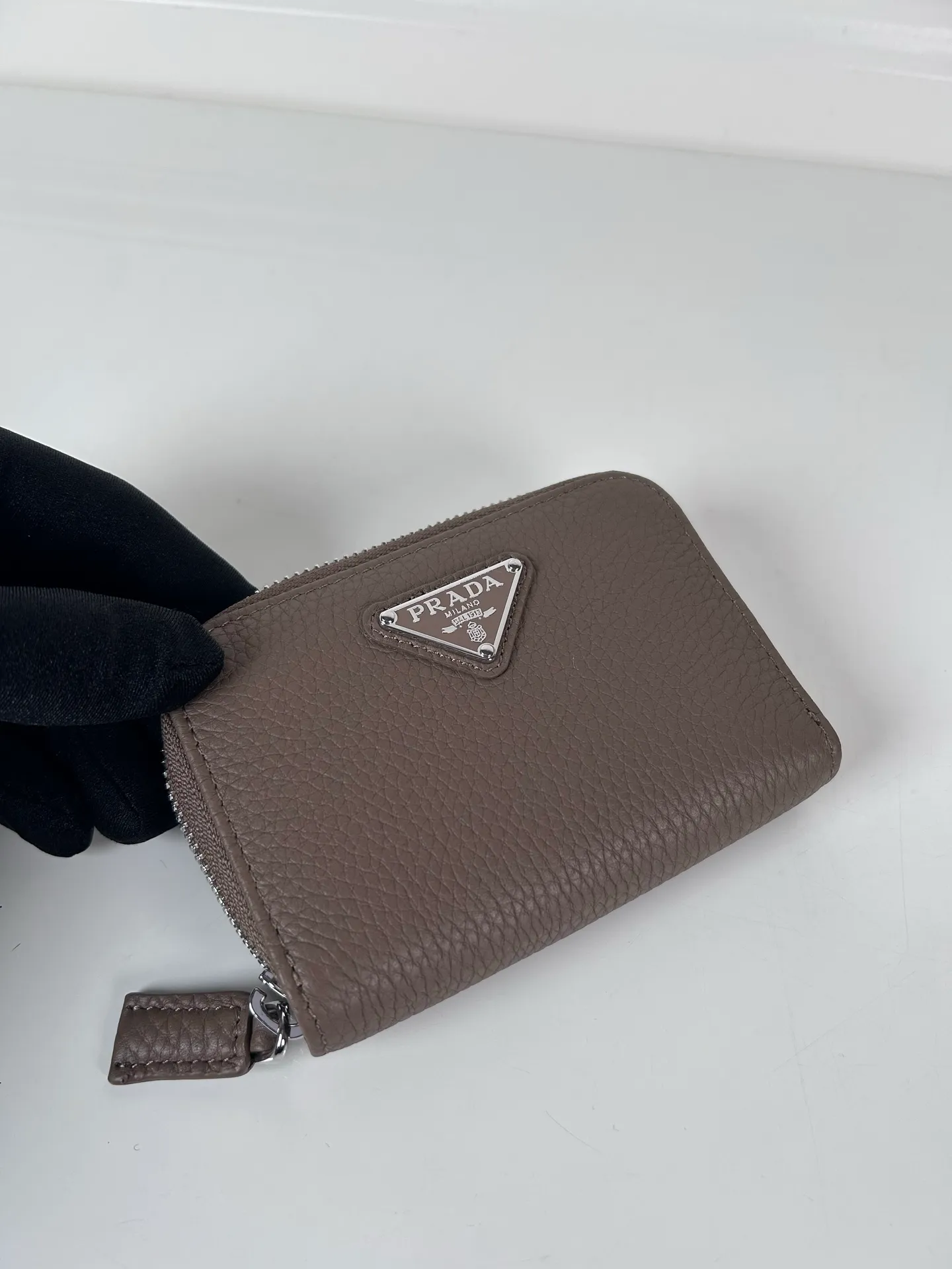 💰440, P Home ➡️ Deerskin card holder for men and women, model 2MM003, classic and practical zipper design, pleated card slots inside, convenient for classification and storage. Perfect for going out alone with your mobile phone in summer or putting it in a small bag. Size 11×7.5cm, original quality, your best choice