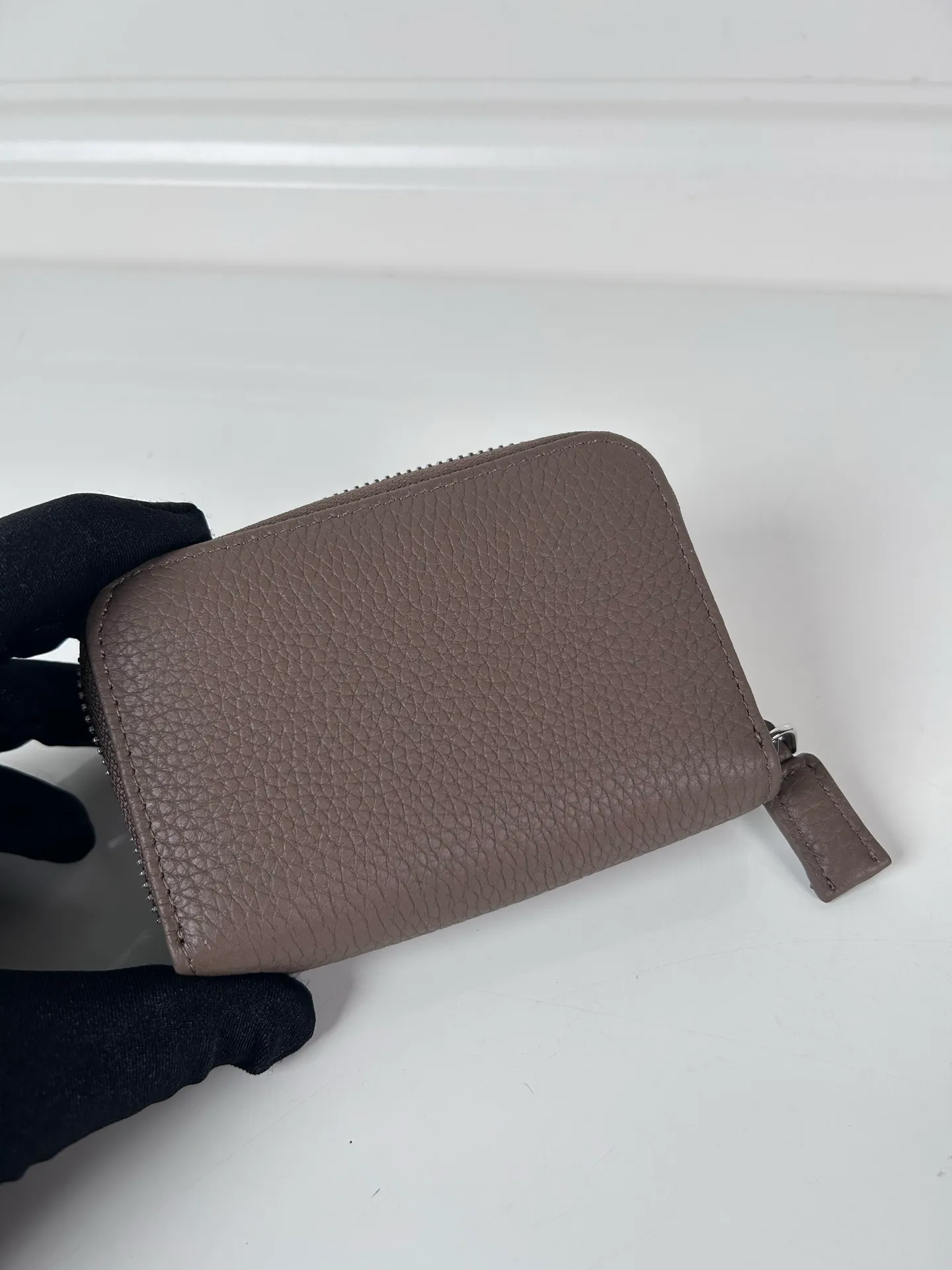 💰440, P Home ➡️ Deerskin card holder for men and women, model 2MM003, classic and practical zipper design, pleated card slots inside, convenient for classification and storage. Perfect for going out alone with your mobile phone in summer or putting it in a small bag. Size 11×7.5cm, original quality, your best choice