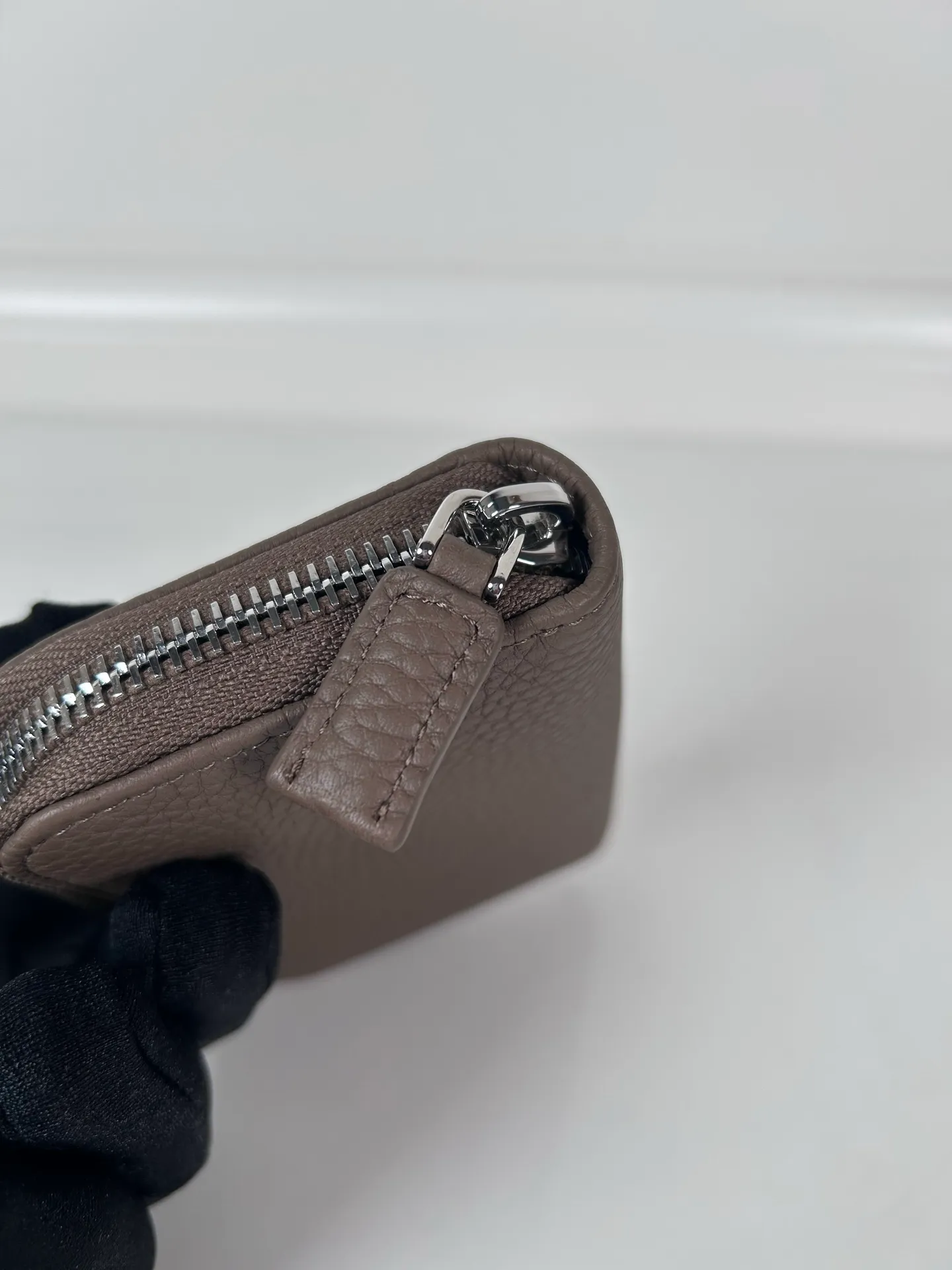 💰440, P Home ➡️ Deerskin card holder for men and women, model 2MM003, classic and practical zipper design, pleated card slots inside, convenient for classification and storage. Perfect for going out alone with your mobile phone in summer or putting it in a small bag. Size 11×7.5cm, original quality, your best choice