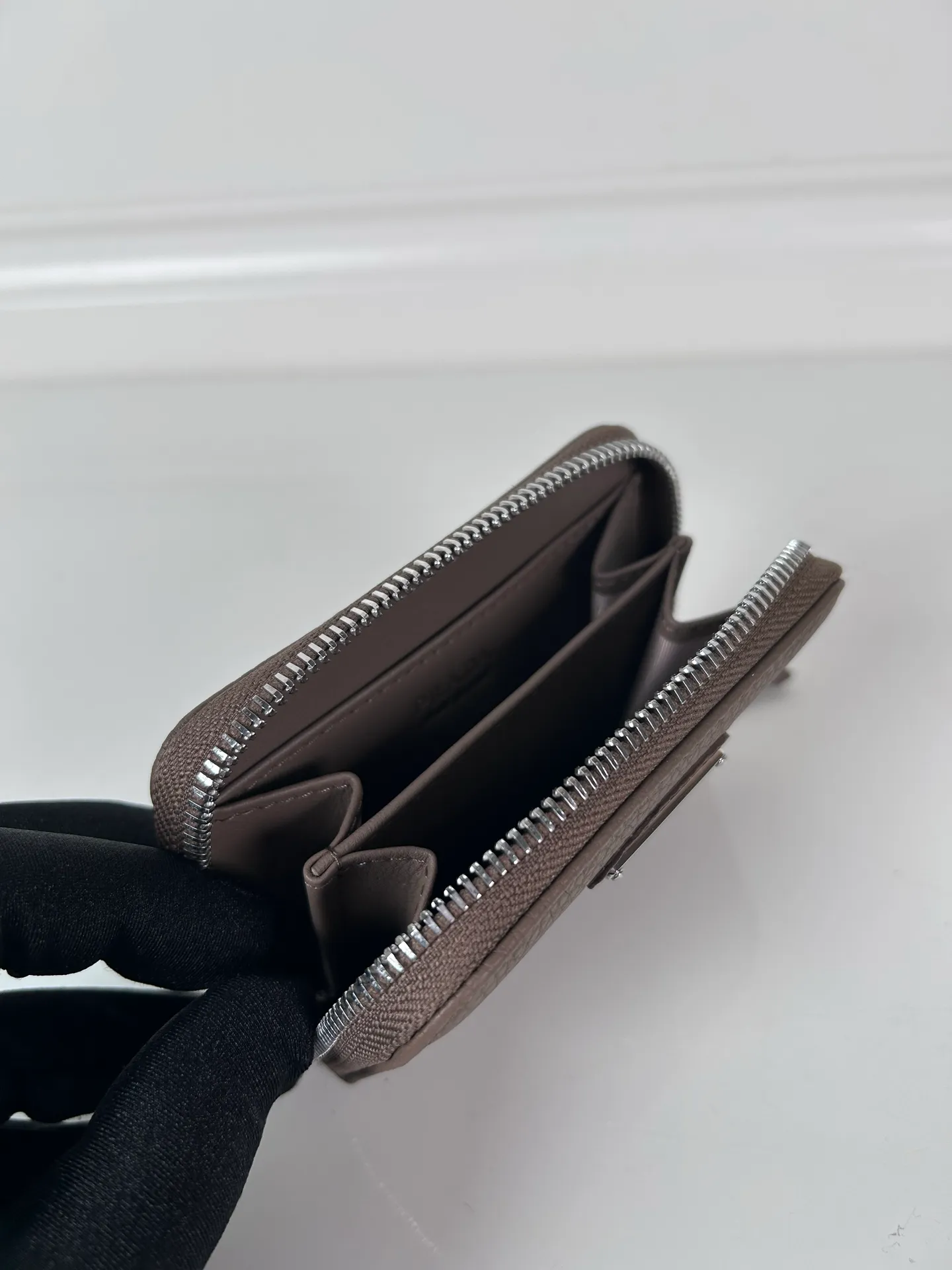 💰440, P Home ➡️ Deerskin card holder for men and women, model 2MM003, classic and practical zipper design, pleated card slots inside, convenient for classification and storage. Perfect for going out alone with your mobile phone in summer or putting it in a small bag. Size 11×7.5cm, original quality, your best choice
