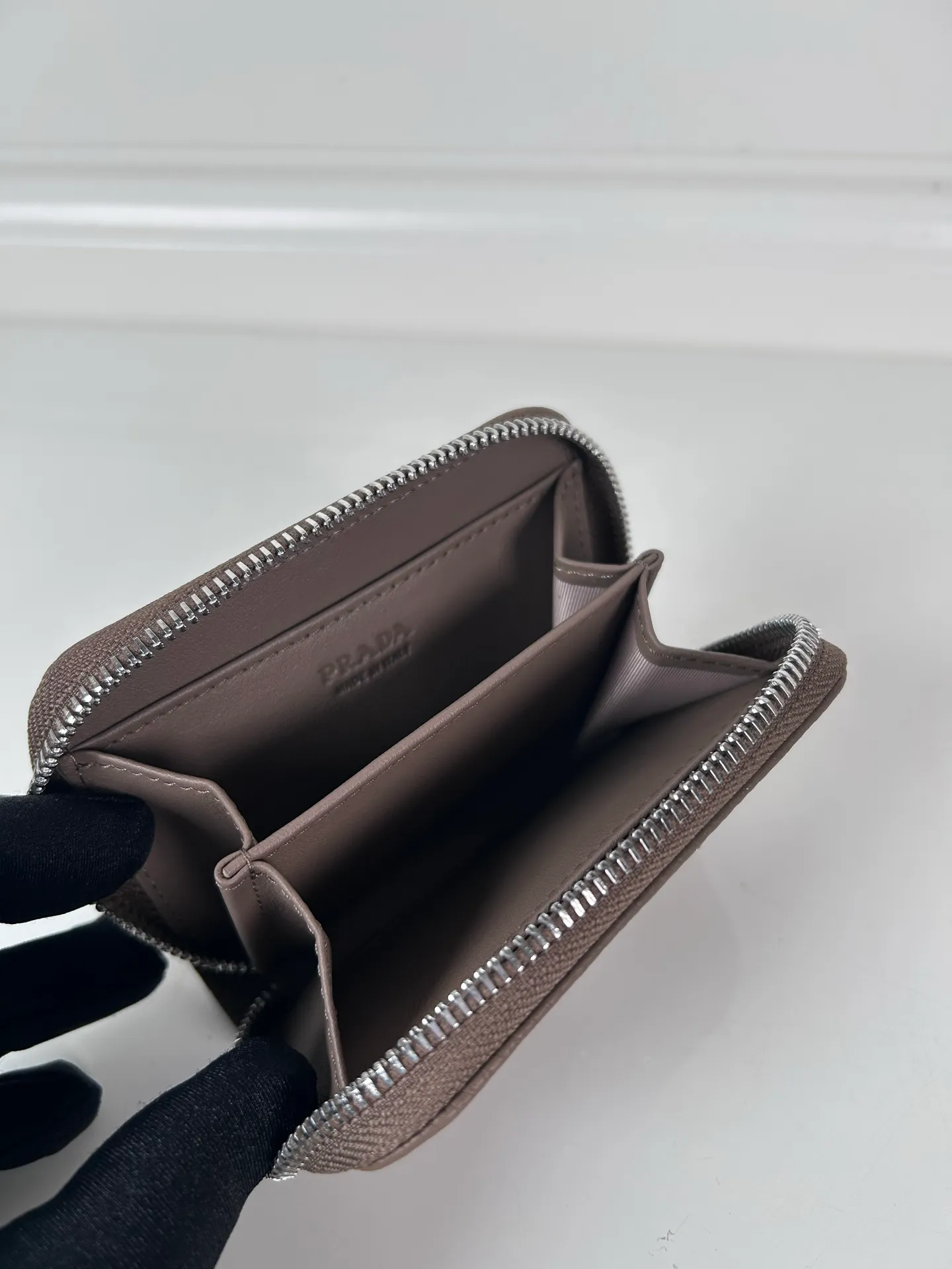 💰440, P Home ➡️ Deerskin card holder for men and women, model 2MM003, classic and practical zipper design, pleated card slots inside, convenient for classification and storage. Perfect for going out alone with your mobile phone in summer or putting it in a small bag. Size 11×7.5cm, original quality, your best choice