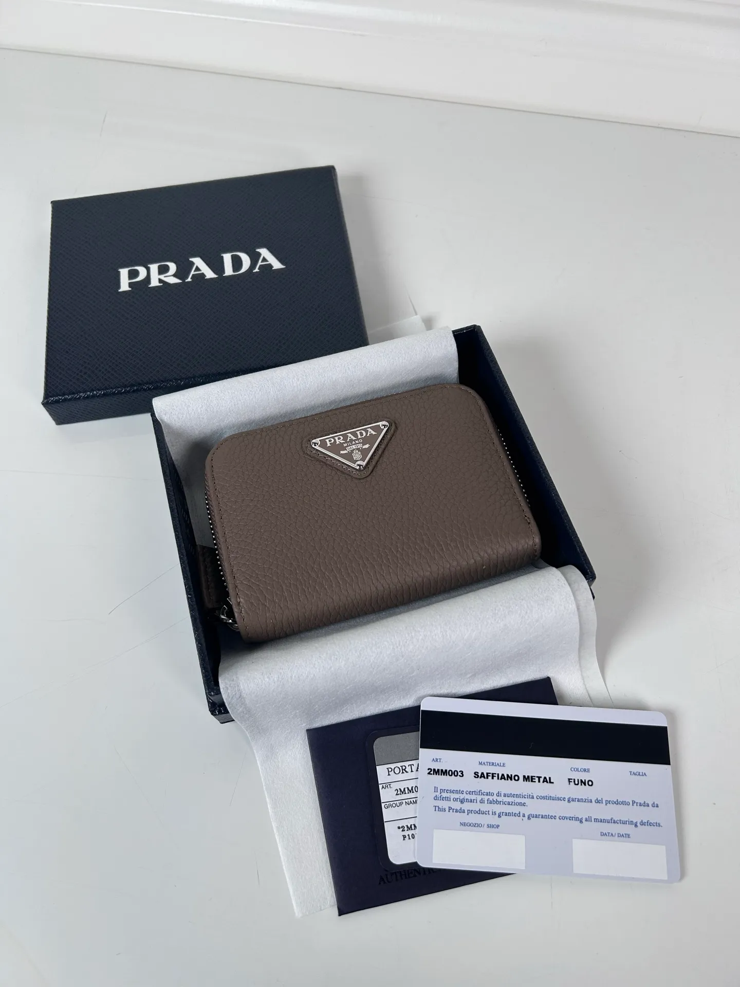 💰440, P Home ➡️ Deerskin card holder for men and women, model 2MM003, classic and practical zipper design, pleated card slots inside, convenient for classification and storage. Perfect for going out alone with your mobile phone in summer or putting it in a small bag. Size 11×7.5cm, original quality, your best choice