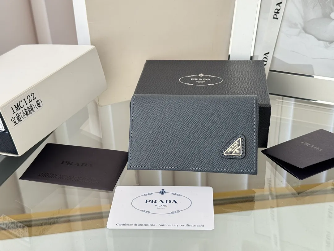 Prada classic card holder, model 1MC122, made of cross-grain cowhide, size 6.5×2.5×11cm, adopts snap button opening and closing design, and has two slots for cards or receipts. This exquisite card holder is small and convenient, with sufficient capacity. It can be placed in the bag for easy storage. It can also be used to make separate items when going out every day. Hot 🔥Hot-selling item, taken in kind, what you see is what you get