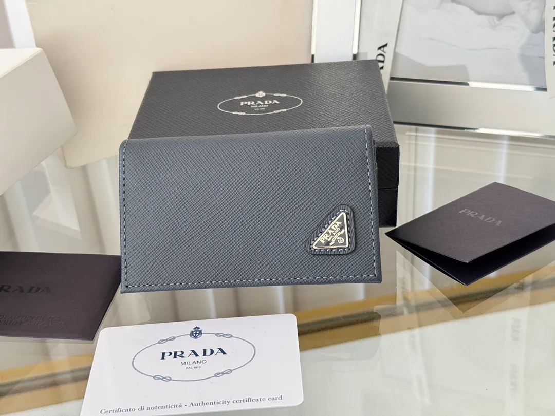 Prada classic card holder, model 1MC122, made of cross-grain cowhide, size 6.5×2.5×11cm, adopts snap button opening and closing design, and has two slots for cards or receipts. This exquisite card holder is small and convenient, with sufficient capacity. It can be placed in the bag for easy storage. It can also be used to make separate items when going out every day. Hot 🔥Hot-selling item, taken in kind, what you see is what you get