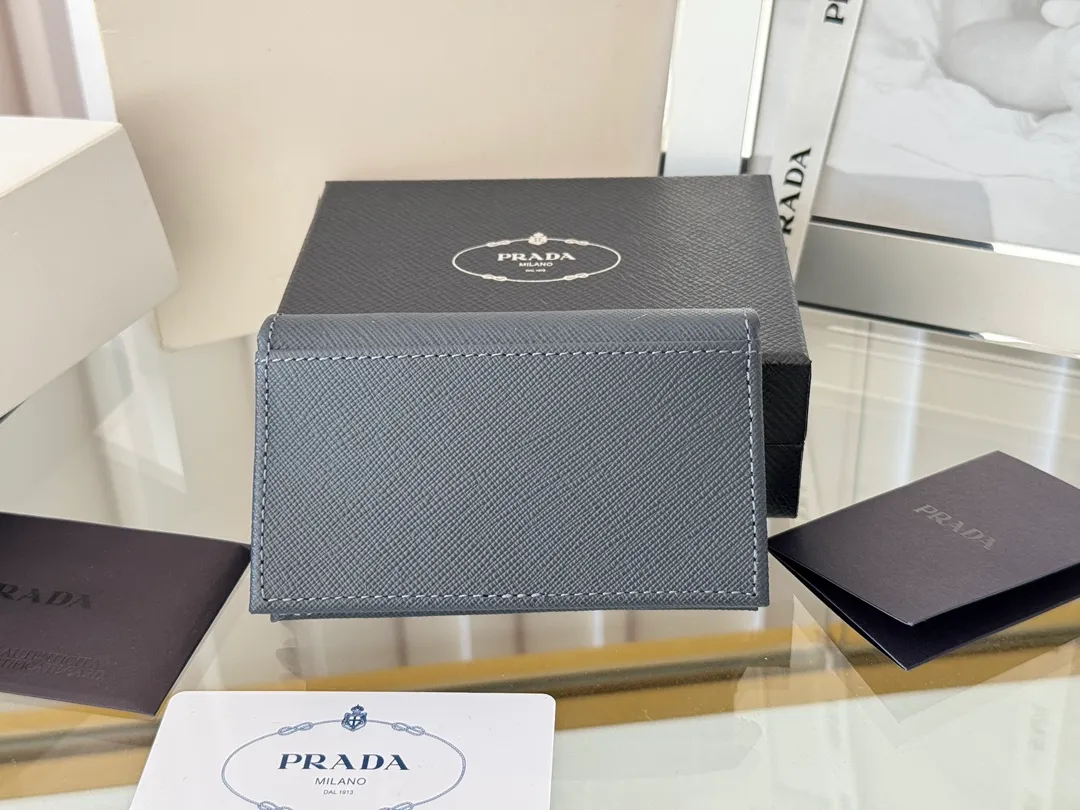 Prada classic card holder, model 1MC122, made of cross-grain cowhide, size 6.5×2.5×11cm, adopts snap button opening and closing design, and has two slots for cards or receipts. This exquisite card holder is small and convenient, with sufficient capacity. It can be placed in the bag for easy storage. It can also be used to make separate items when going out every day. Hot 🔥Hot-selling item, taken in kind, what you see is what you get