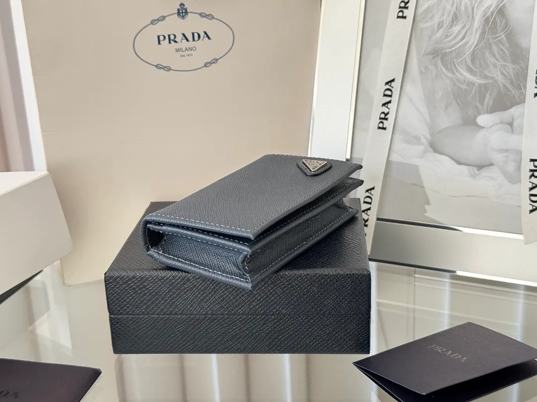 Prada classic card holder, model 1MC122, made of cross-grain cowhide, size 6.5×2.5×11cm, adopts snap button opening and closing design, and has two slots for cards or receipts. This exquisite card holder is small and convenient, with sufficient capacity. It can be placed in the bag for easy storage. It can also be used to make separate items when going out every day. Hot 🔥Hot-selling item, taken in kind, what you see is what you get