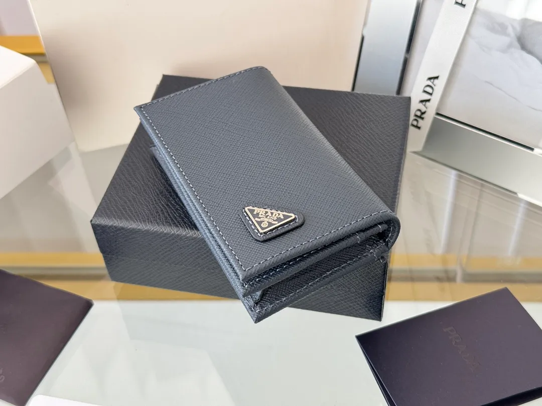Prada classic card holder, model 1MC122, made of cross-grain cowhide, size 6.5×2.5×11cm, adopts snap button opening and closing design, and has two slots for cards or receipts. This exquisite card holder is small and convenient, with sufficient capacity. It can be placed in the bag for easy storage. It can also be used to make separate items when going out every day. Hot 🔥Hot-selling item, taken in kind, what you see is what you get