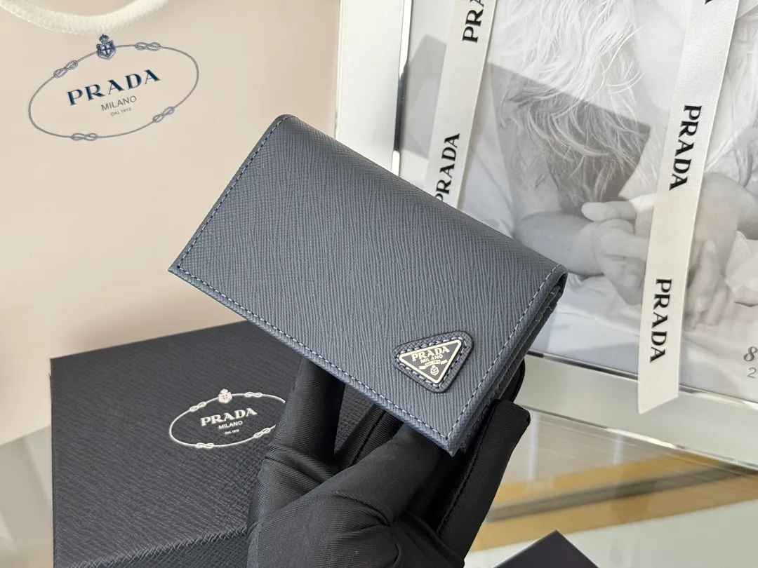 Prada classic card holder, model 1MC122, made of cross-grain cowhide, size 6.5×2.5×11cm, adopts snap button opening and closing design, and has two slots for cards or receipts. This exquisite card holder is small and convenient, with sufficient capacity. It can be placed in the bag for easy storage. It can also be used to make separate items when going out every day. Hot 🔥Hot-selling item, taken in kind, what you see is what you get