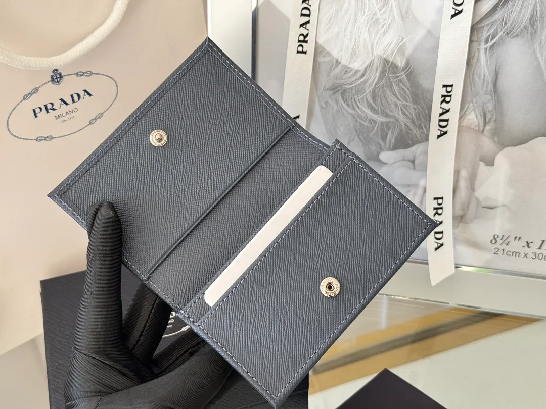 Prada classic card holder, model 1MC122, made of cross-grain cowhide, size 6.5×2.5×11cm, adopts snap button opening and closing design, and has two slots for cards or receipts. This exquisite card holder is small and convenient, with sufficient capacity. It can be placed in the bag for easy storage. It can also be used to make separate items when going out every day. Hot 🔥Hot-selling item, taken in kind, what you see is what you get