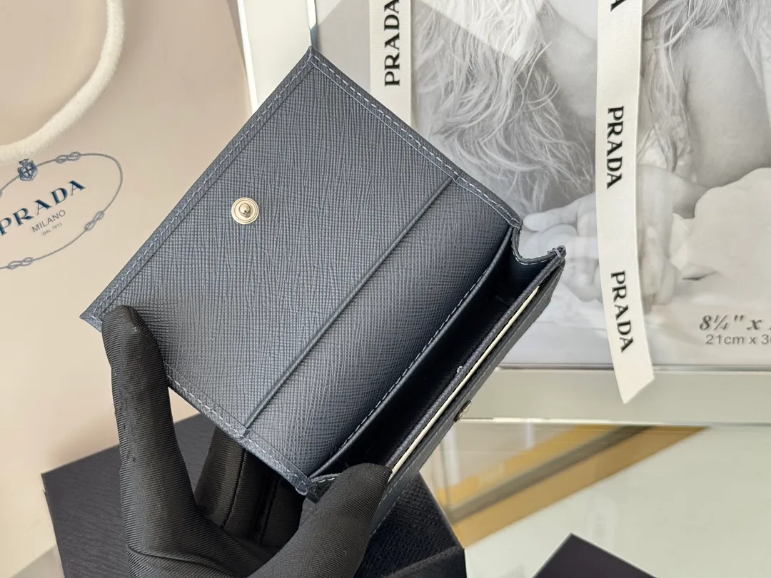 Prada classic card holder, model 1MC122, made of cross-grain cowhide, size 6.5×2.5×11cm, adopts snap button opening and closing design, and has two slots for cards or receipts. This exquisite card holder is small and convenient, with sufficient capacity. It can be placed in the bag for easy storage. It can also be used to make separate items when going out every day. Hot 🔥Hot-selling item, taken in kind, what you see is what you get