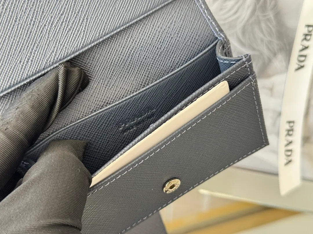 Prada classic card holder, model 1MC122, made of cross-grain cowhide, size 6.5×2.5×11cm, adopts snap button opening and closing design, and has two slots for cards or receipts. This exquisite card holder is small and convenient, with sufficient capacity. It can be placed in the bag for easy storage. It can also be used to make separate items when going out every day. Hot 🔥Hot-selling item, taken in kind, what you see is what you get
