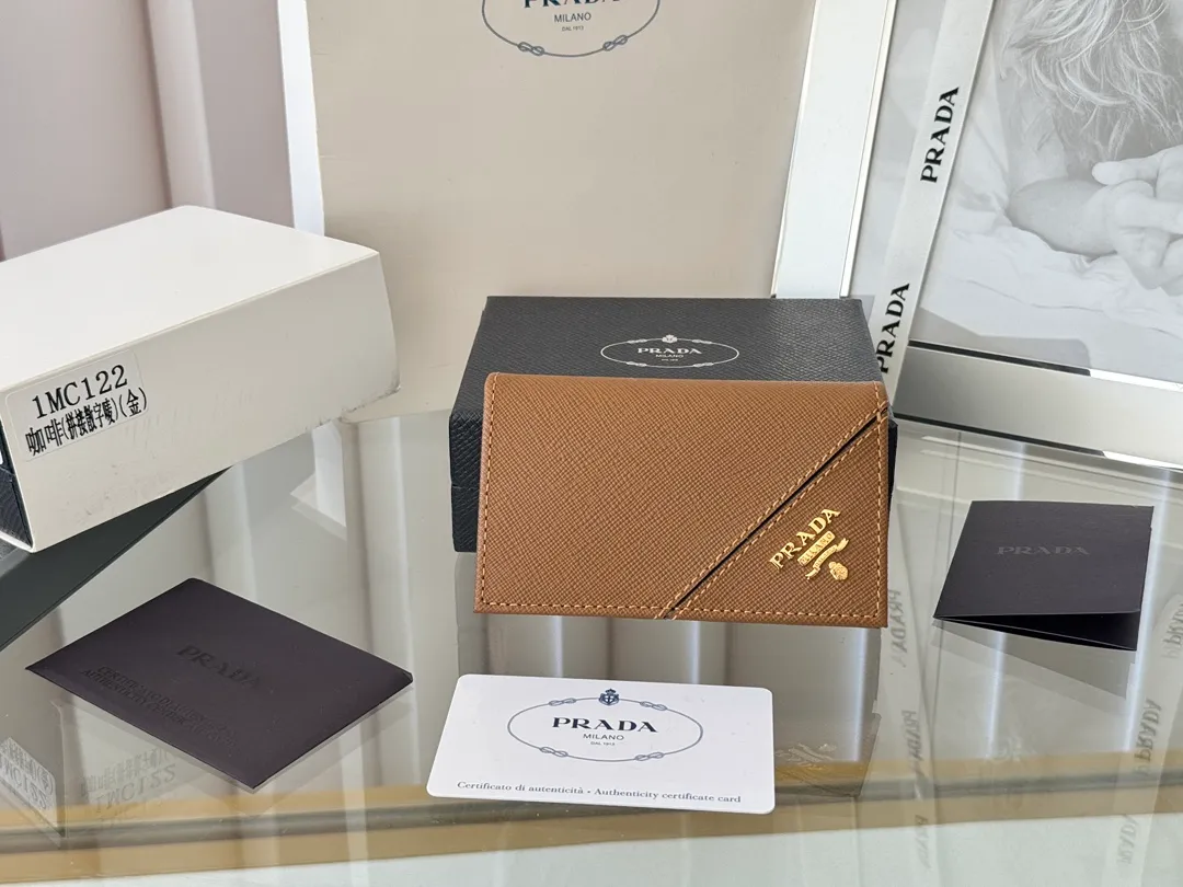 Prada classic card holder, model 1MC122, made of cross-grain cowhide, size 6.5×2.5×11cm, adopts snap button opening and closing design, and has two slots for cards or receipts. This exquisite card holder is small and convenient, with sufficient capacity. It can be placed in the bag for easy storage. It can also be used to make separate items when going out every day. Hot 🔥Hot-selling item, taken in kind, what you see is what you get