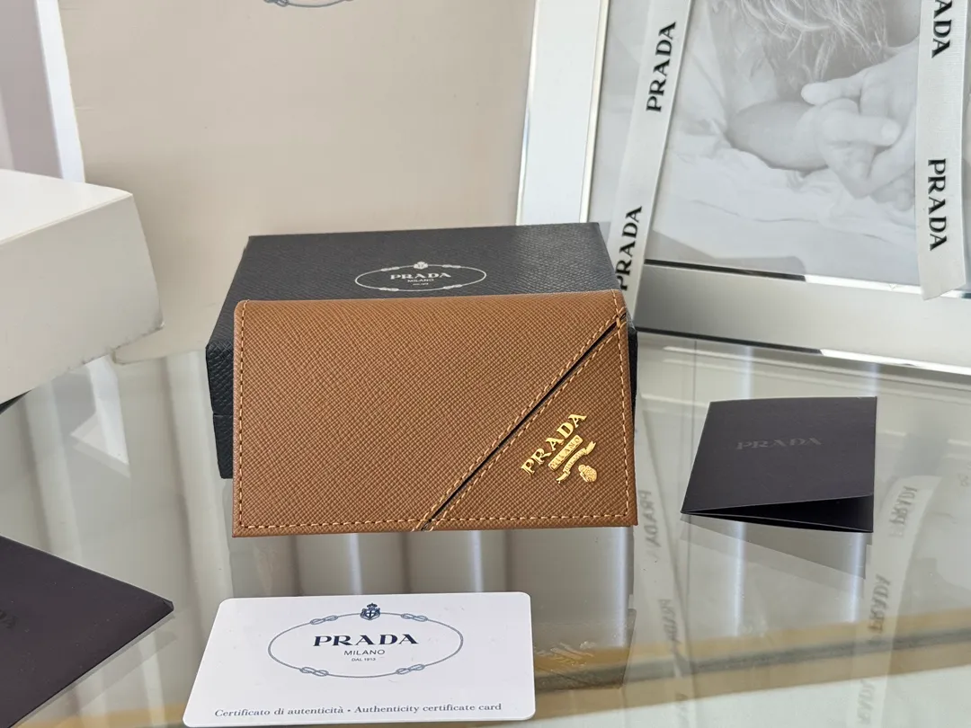 Prada classic card holder, model 1MC122, made of cross-grain cowhide, size 6.5×2.5×11cm, adopts snap button opening and closing design, and has two slots for cards or receipts. This exquisite card holder is small and convenient, with sufficient capacity. It can be placed in the bag for easy storage. It can also be used to make separate items when going out every day. Hot 🔥Hot-selling item, taken in kind, what you see is what you get