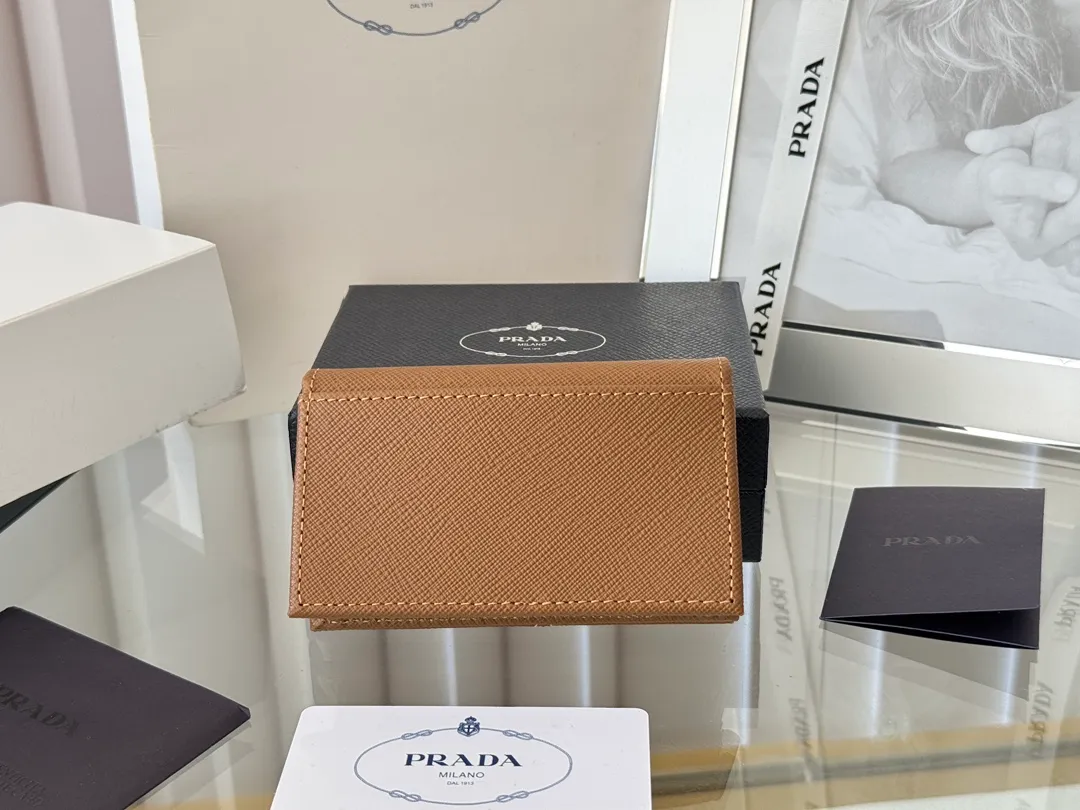 Prada classic card holder, model 1MC122, made of cross-grain cowhide, size 6.5×2.5×11cm, adopts snap button opening and closing design, and has two slots for cards or receipts. This exquisite card holder is small and convenient, with sufficient capacity. It can be placed in the bag for easy storage. It can also be used to make separate items when going out every day. Hot 🔥Hot-selling item, taken in kind, what you see is what you get