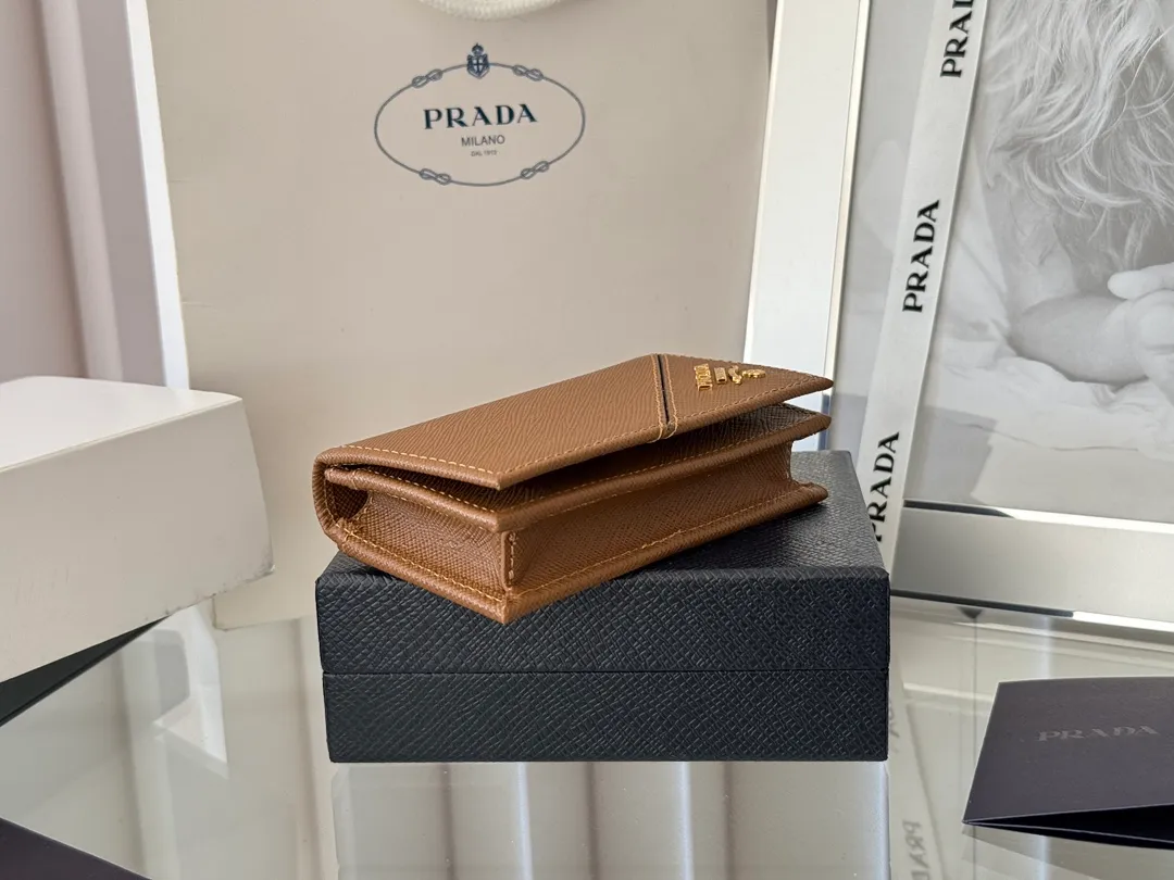 Prada classic card holder, model 1MC122, made of cross-grain cowhide, size 6.5×2.5×11cm, adopts snap button opening and closing design, and has two slots for cards or receipts. This exquisite card holder is small and convenient, with sufficient capacity. It can be placed in the bag for easy storage. It can also be used to make separate items when going out every day. Hot 🔥Hot-selling item, taken in kind, what you see is what you get
