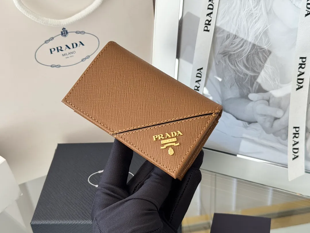 Prada classic card holder, model 1MC122, made of cross-grain cowhide, size 6.5×2.5×11cm, adopts snap button opening and closing design, and has two slots for cards or receipts. This exquisite card holder is small and convenient, with sufficient capacity. It can be placed in the bag for easy storage. It can also be used to make separate items when going out every day. Hot 🔥Hot-selling item, taken in kind, what you see is what you get