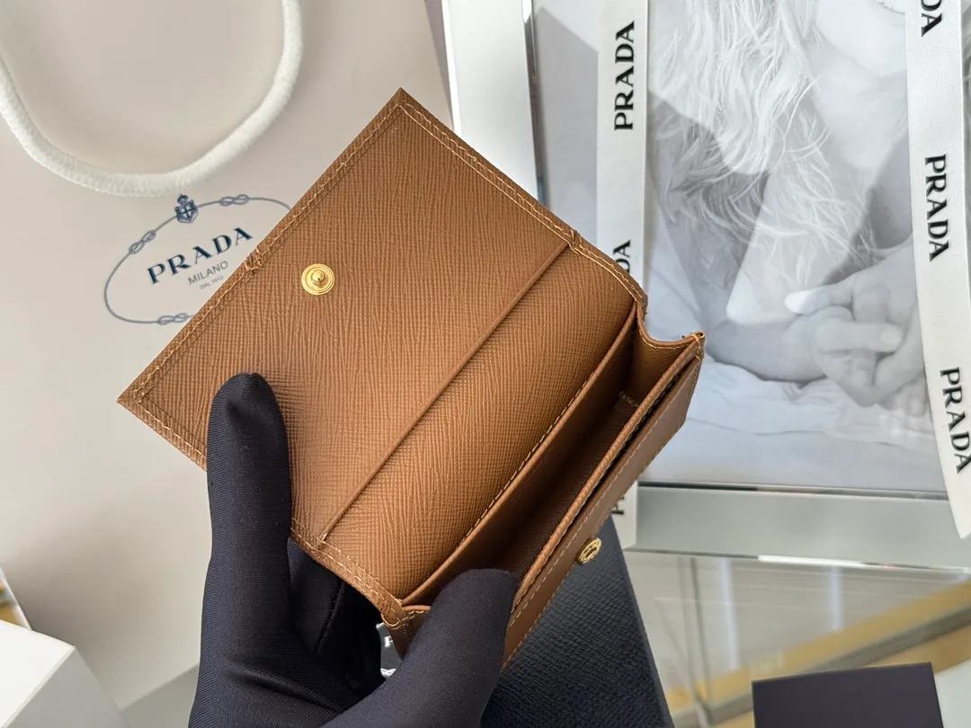 Prada classic card holder, model 1MC122, made of cross-grain cowhide, size 6.5×2.5×11cm, adopts snap button opening and closing design, and has two slots for cards or receipts. This exquisite card holder is small and convenient, with sufficient capacity. It can be placed in the bag for easy storage. It can also be used to make separate items when going out every day. Hot 🔥Hot-selling item, taken in kind, what you see is what you get