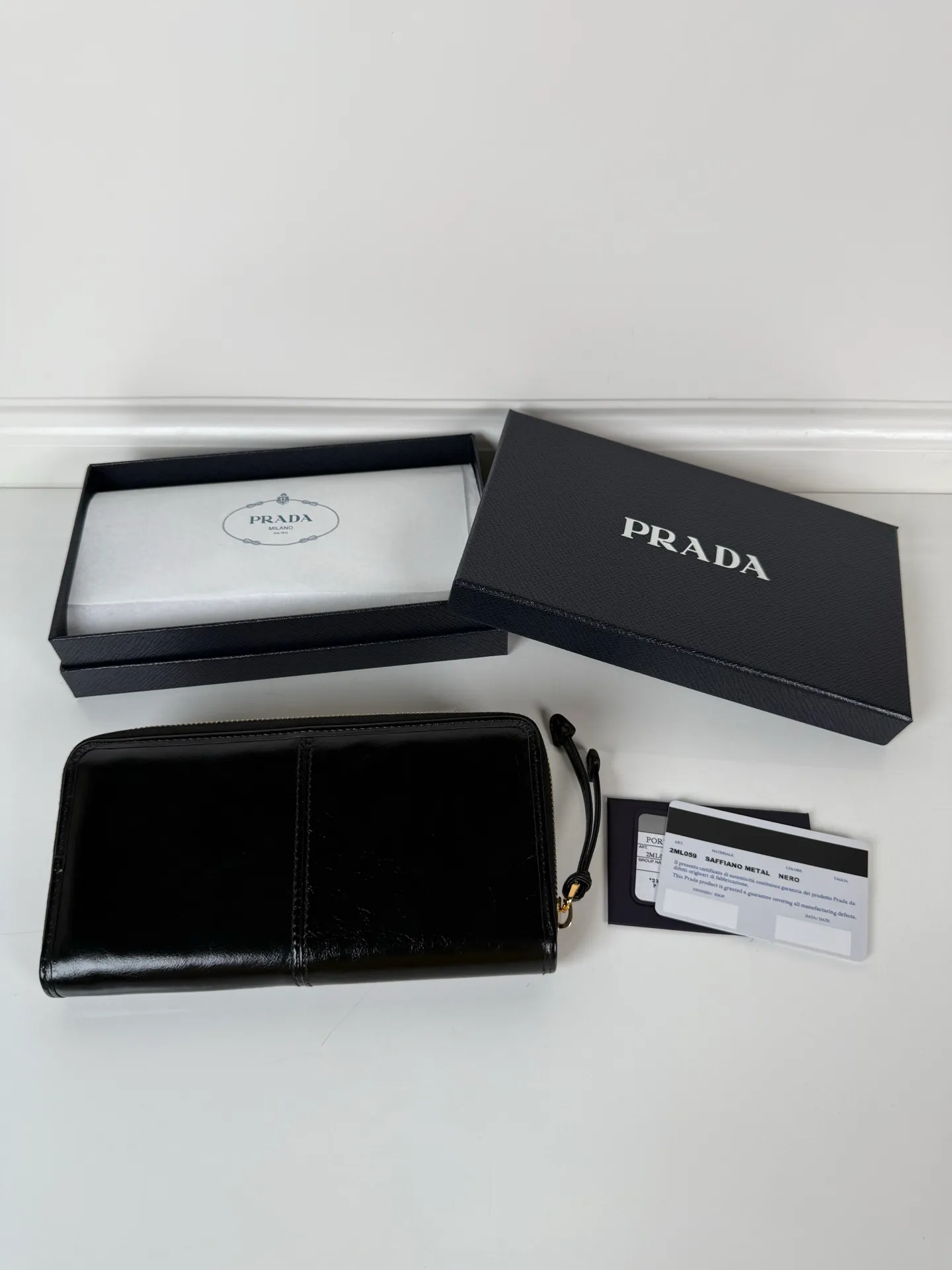 💰600, P Home ➡️Universal zipper bag for men and women, black waxed leather, triangular gold hardware label, yuan quality, model 2ML059, made of imported waxed cowhide, size 20cm×10.3cm, 175 OEM