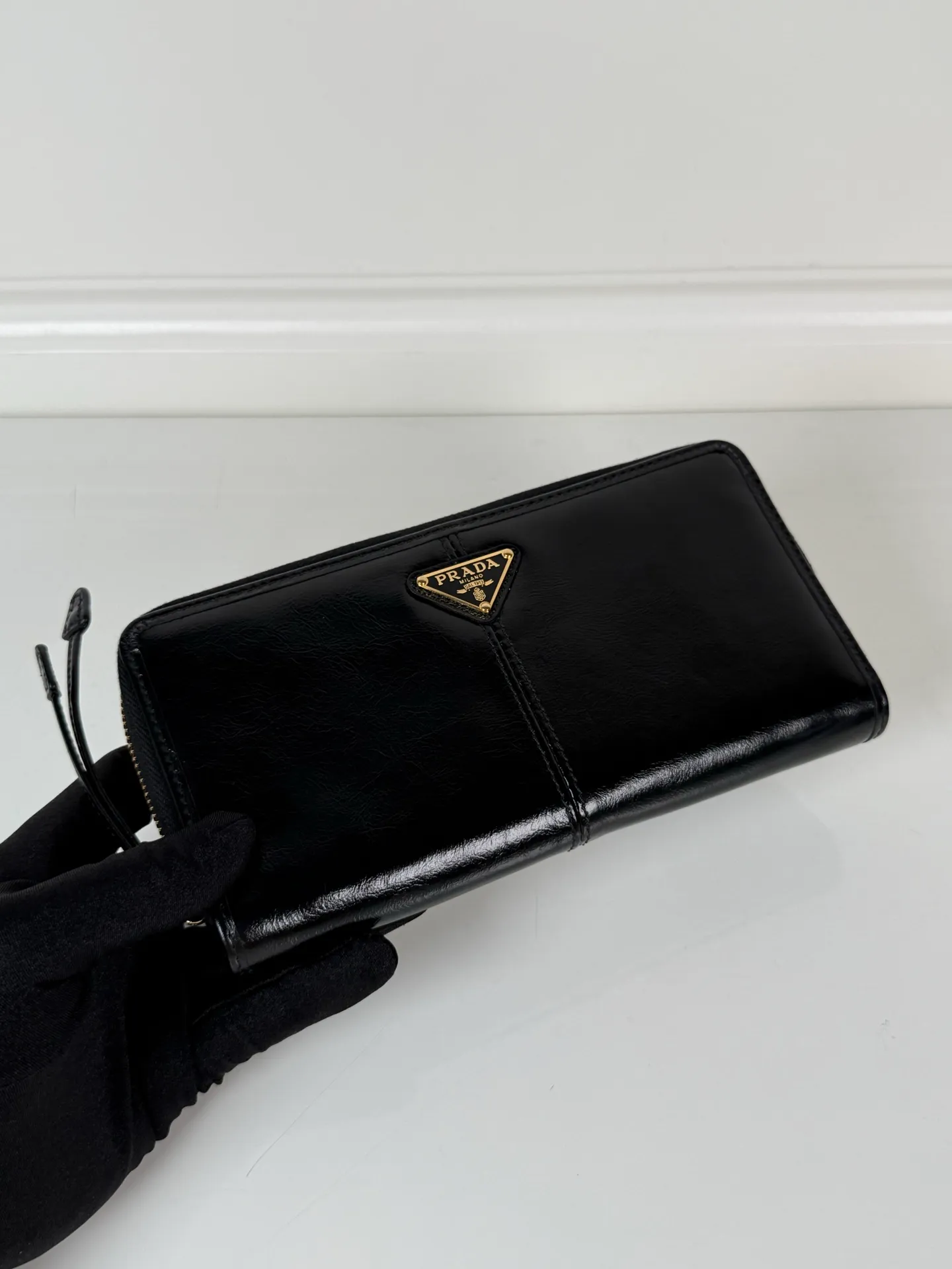 💰600, P Home ➡️Universal zipper bag for men and women, black waxed leather, triangular gold hardware label, yuan quality, model 2ML059, made of imported waxed cowhide, size 20cm×10.3cm, 175 OEM