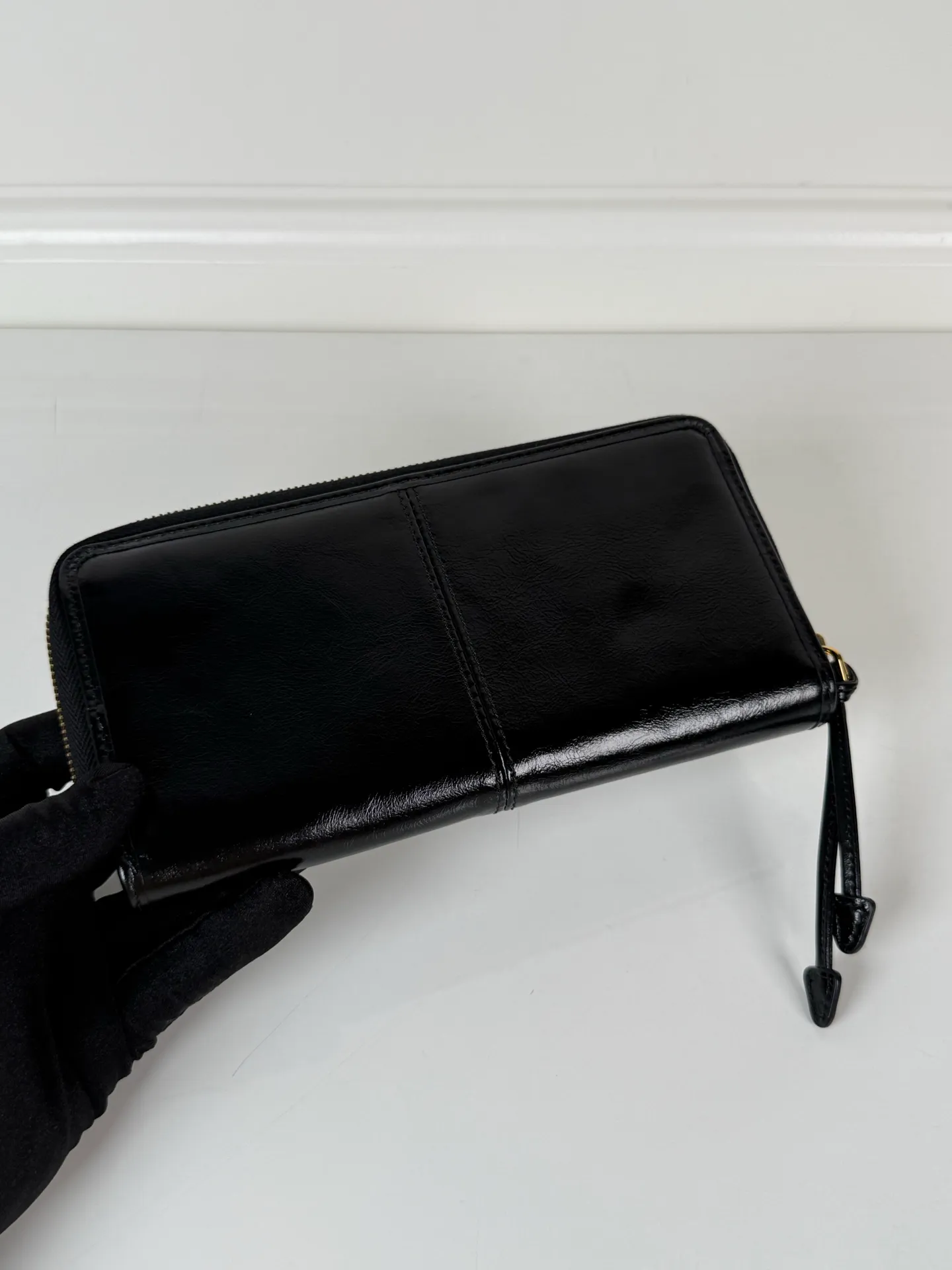 💰600, P Home ➡️Universal zipper bag for men and women, black waxed leather, triangular gold hardware label, yuan quality, model 2ML059, made of imported waxed cowhide, size 20cm×10.3cm, 175 OEM