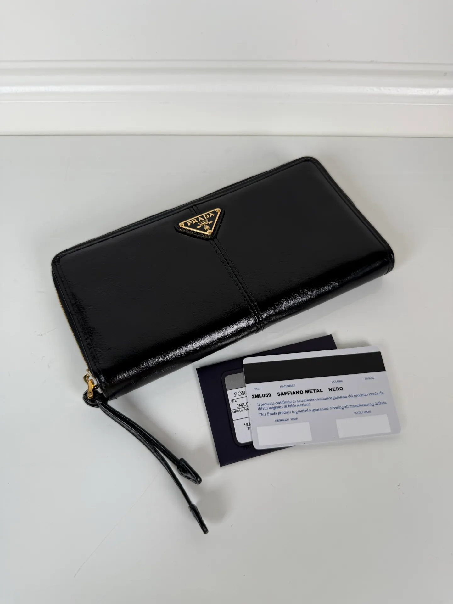 💰600, P Home ➡️Universal zipper bag for men and women, black waxed leather, triangular gold hardware label, yuan quality, model 2ML059, made of imported waxed cowhide, size 20cm×10.3cm, 175 OEM