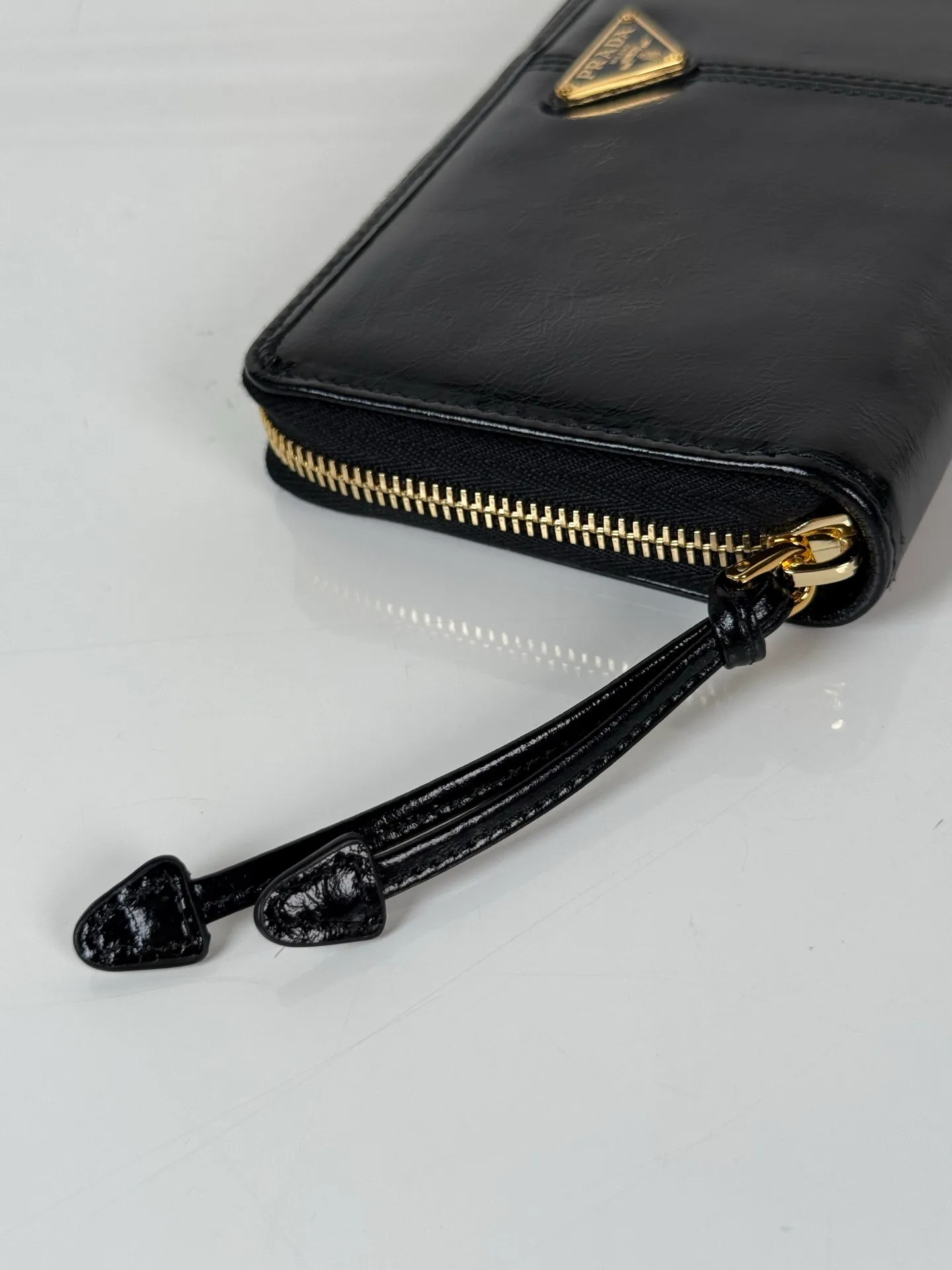 💰600, P Home ➡️Universal zipper bag for men and women, black waxed leather, triangular gold hardware label, yuan quality, model 2ML059, made of imported waxed cowhide, size 20cm×10.3cm, 175 OEM