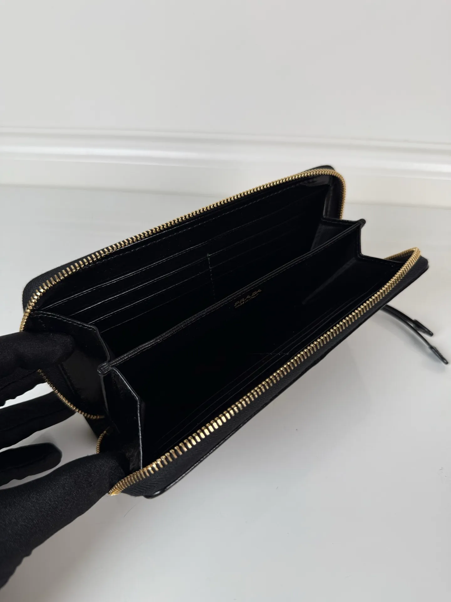 💰600, P Home ➡️Universal zipper bag for men and women, black waxed leather, triangular gold hardware label, yuan quality, model 2ML059, made of imported waxed cowhide, size 20cm×10.3cm, 175 OEM