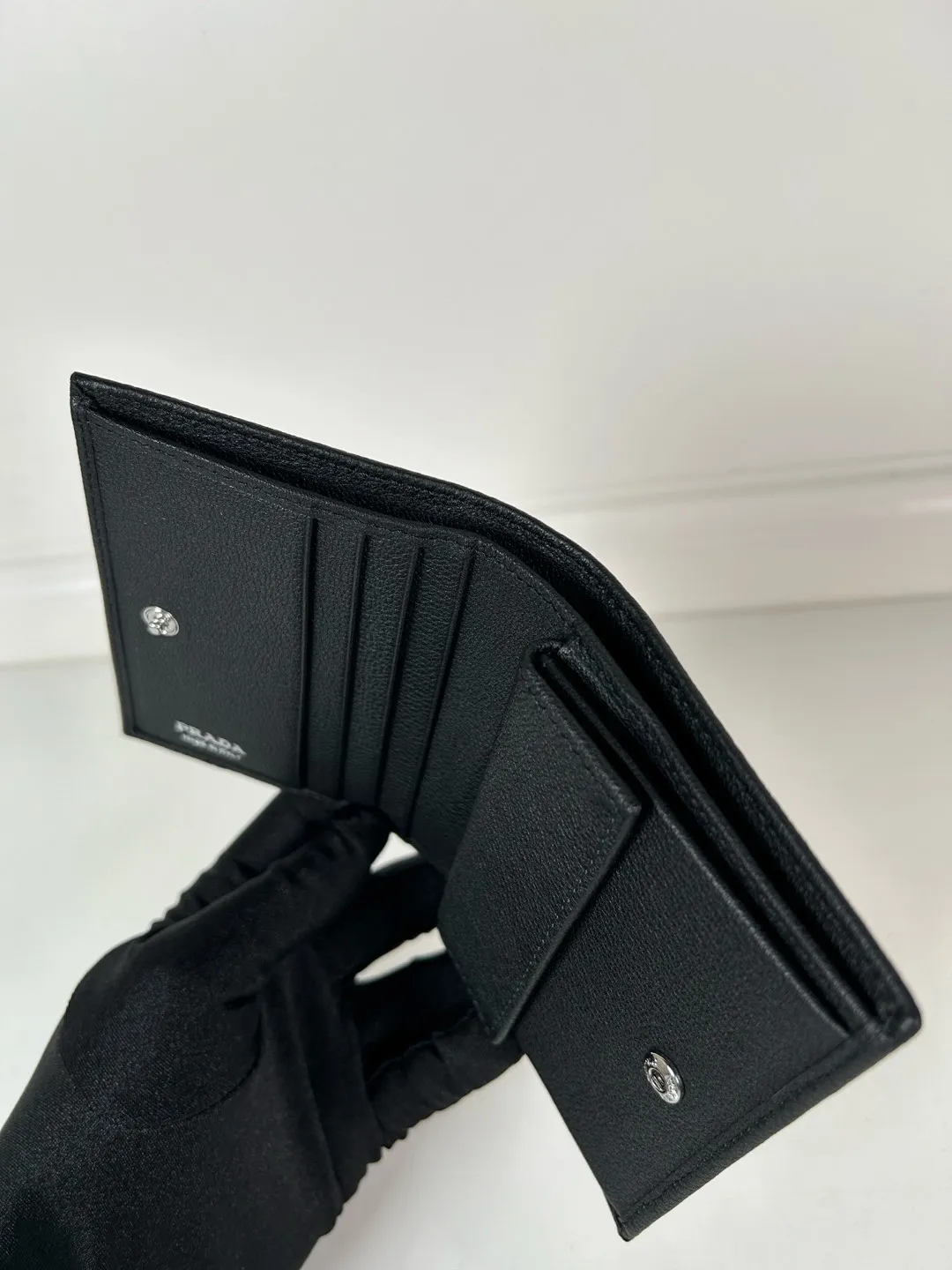 💰440, P Home ➡️Ladies two-fold short clip, model 1M0204, made of fine-grained deerskin, length 11.2 cm and height 9.5cm, simple and practical to enhance personal taste, 175 steel stamp