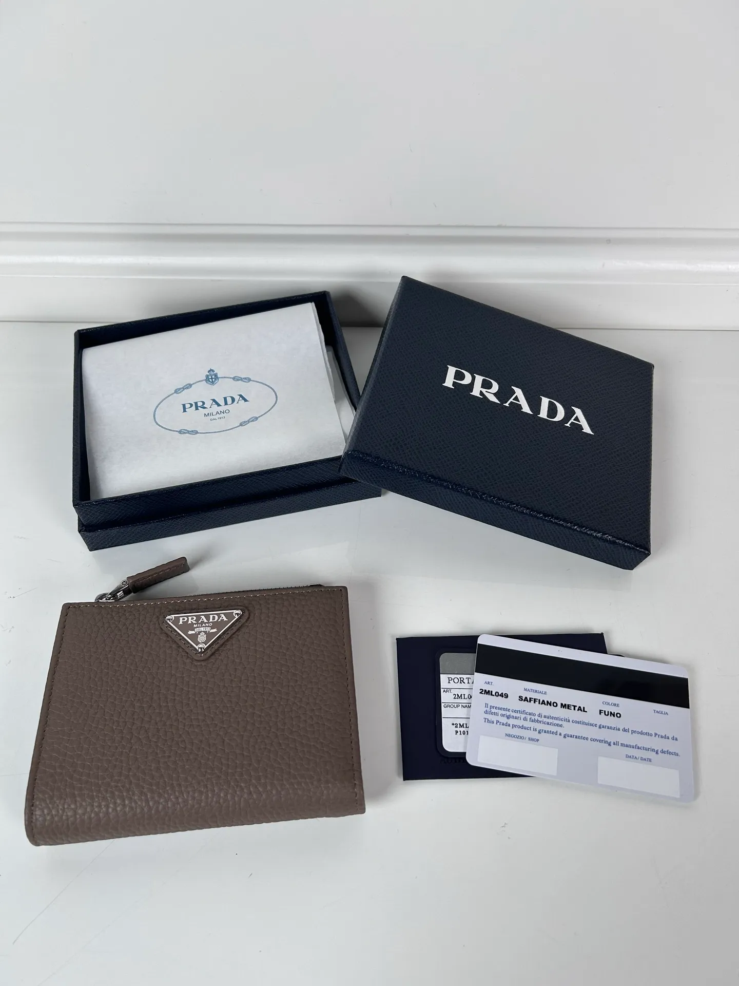 💰480, P Home ➡️ Unisex short wallet, model 2ML049, made of gray deerskin, eight card slots, one receipt compartment, one zippered coin pocket, length 11.5cm, height 9.5cm, 175 steel stamp, meticulous and neat workmanship, as shown in the picture