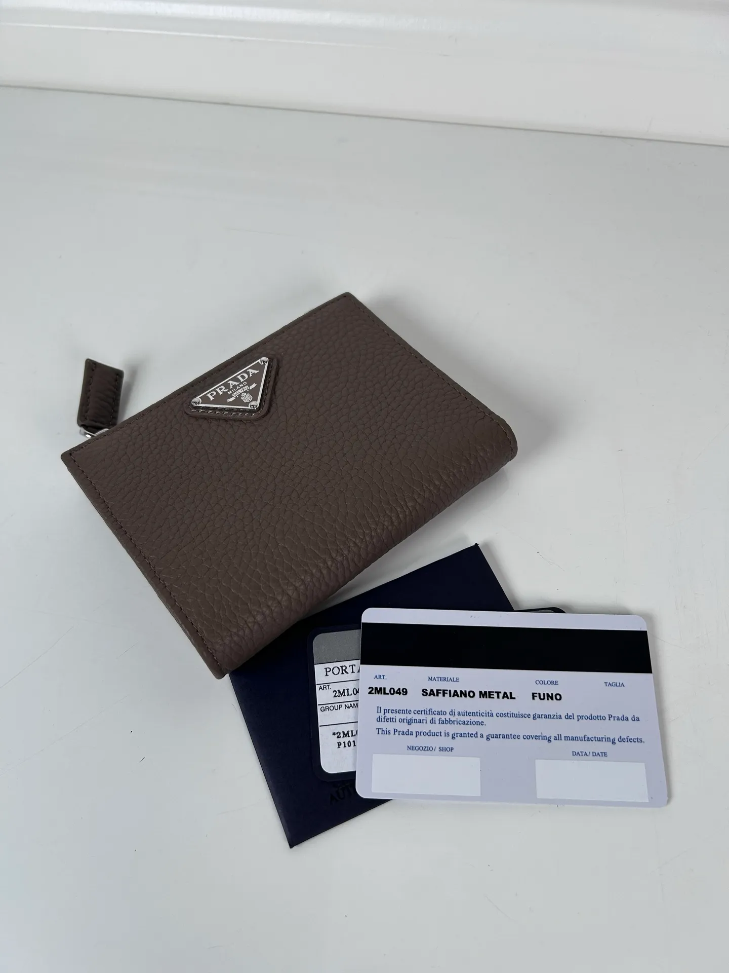 💰480, P Home ➡️ Unisex short wallet, model 2ML049, made of gray deerskin, eight card slots, one receipt compartment, one zippered coin pocket, length 11.5cm, height 9.5cm, 175 steel stamp, meticulous and neat workmanship, as shown in the picture