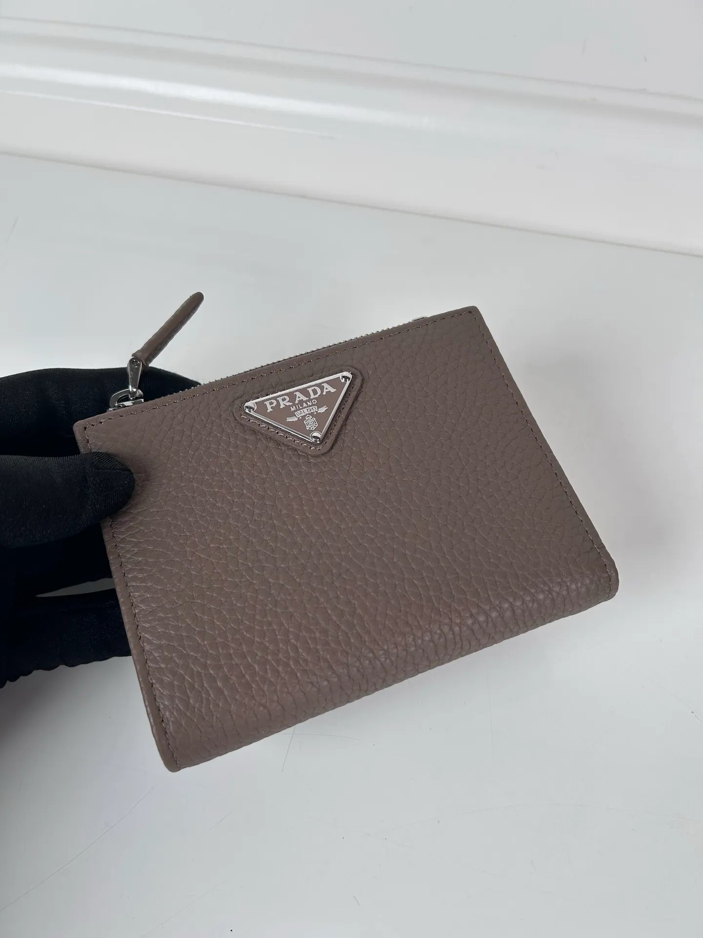 💰480, P Home ➡️ Unisex short wallet, model 2ML049, made of gray deerskin, eight card slots, one receipt compartment, one zippered coin pocket, length 11.5cm, height 9.5cm, 175 steel stamp, meticulous and neat workmanship, as shown in the picture